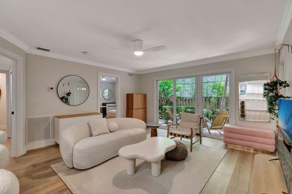 PALM SQUARE - Residential Lease