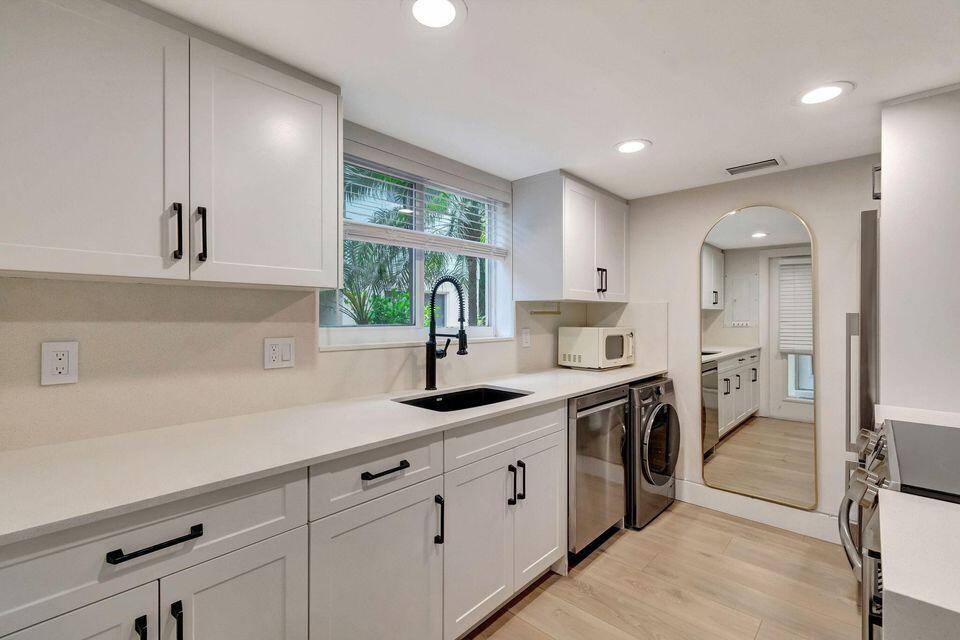 PALM SQUARE - Residential Lease