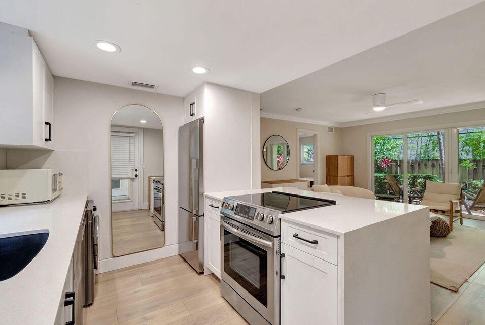 PALM SQUARE - Residential Lease