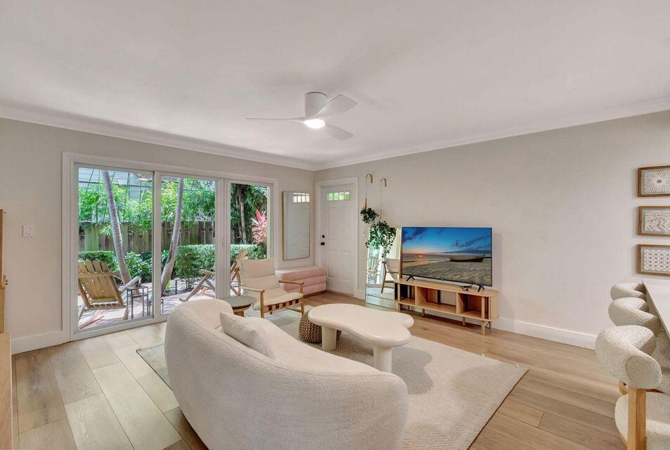 PALM SQUARE - Residential Lease