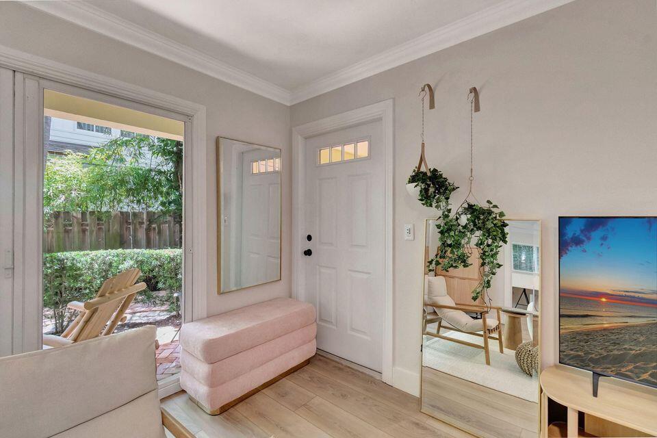 PALM SQUARE - Residential Lease