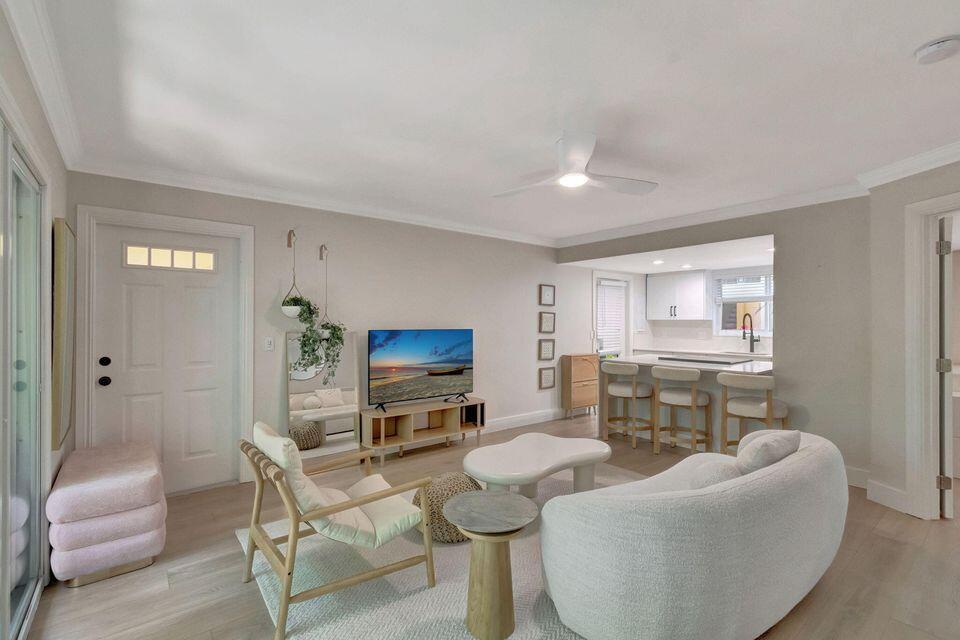 PALM SQUARE - Residential Lease
