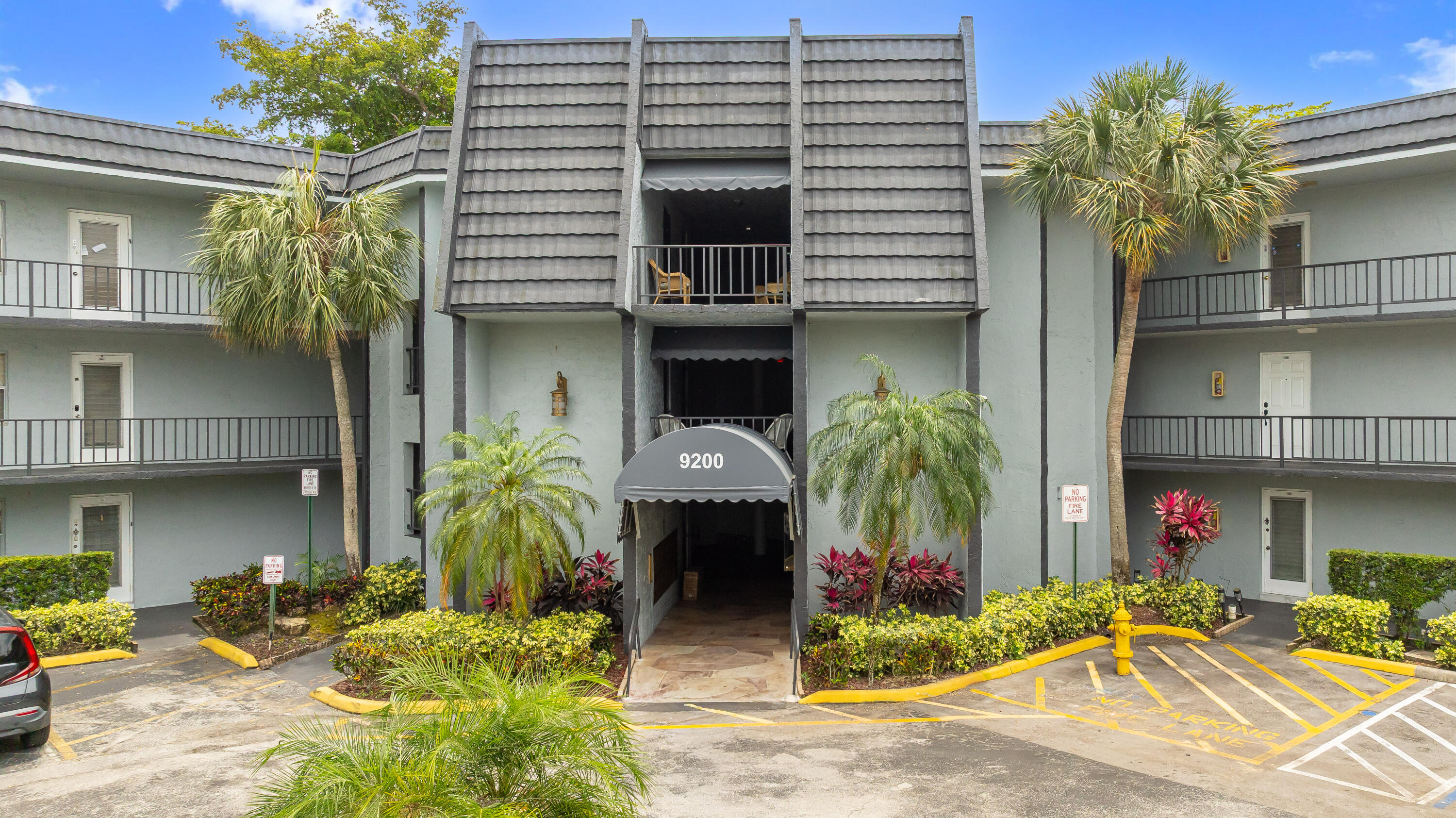 Welcome to Lime Bay, a vibrant 55+ active adult community offering the perfect blend of comfort, convenience, and lifestyle. This light and bright 2-bedroom, 2-bath, walking closet ( primary bedroom) split floor plan condo features an enclosed patio and plenty of peaceful green space between neighboring buildings for added privacy and relaxation.  This turn-key unit stands out with impact windows and doors, providing peace of mind, energy efficiency, and quiet enjoyment year-round. Residents enjoy resort-style amenities including a pool, spa, fitness center, sauna, and an active social calendar filled with bingo, karaoke, BBQs, game nights, trivia nights, and more.    https://youtu.be/B1ILT9hMQlk?si=3l6IAcUq7dO7eI5S https://youtu.be/B1ILT9hMQlk?si=__1KI1CC1Hun2ypB