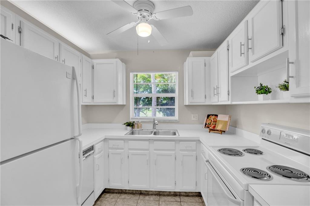 VISTA ROYALE PHASE IV BLDGS 83-111 - Residential Lease