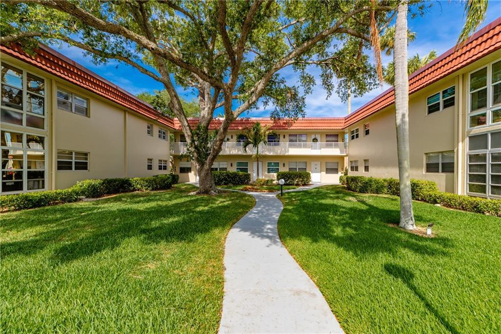 VISTA ROYALE PHASE IV BLDGS 83-111 - Residential Lease