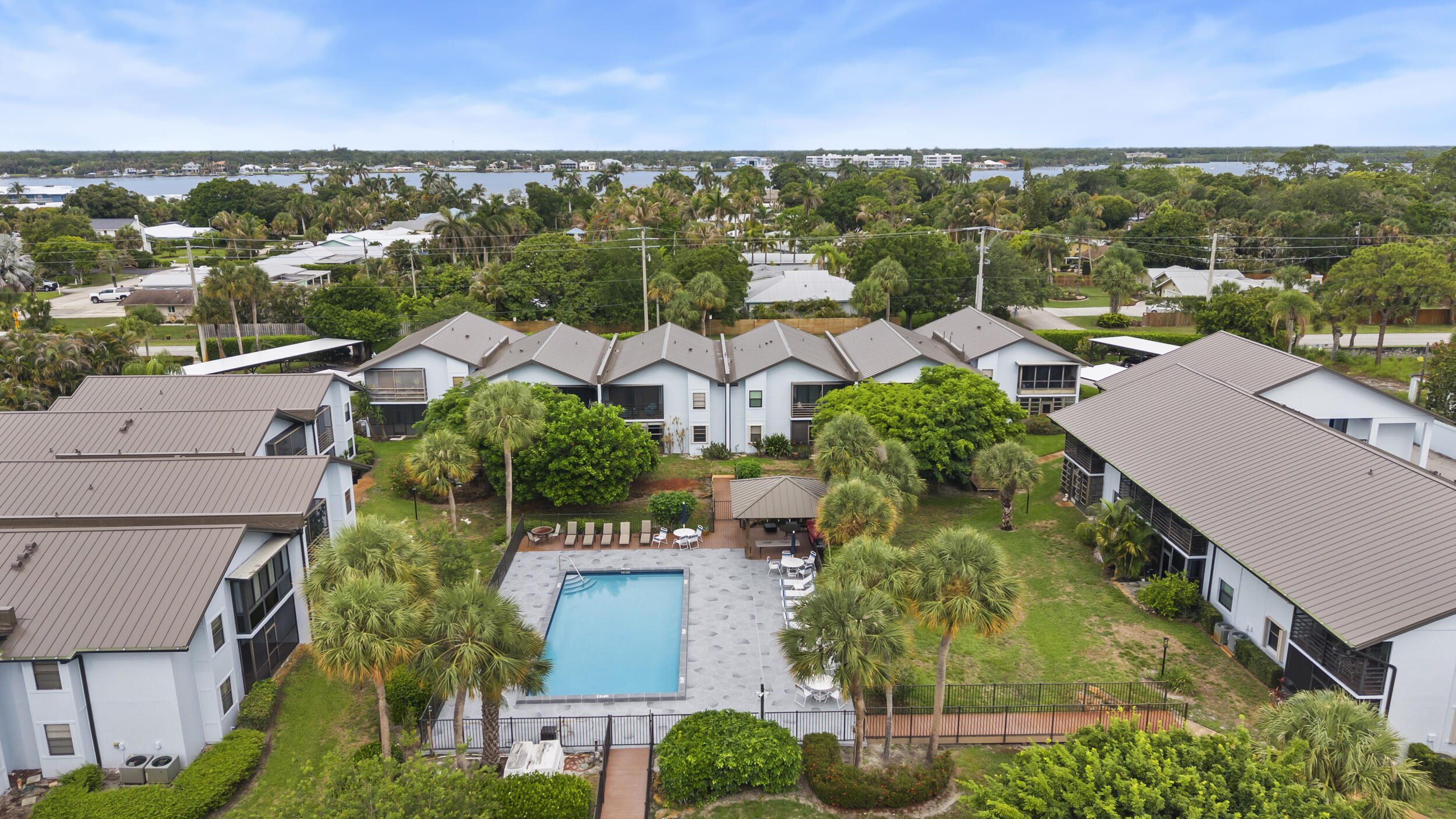 PARK SQUARE CONDO (AKA COUNTRY MEADOWS CONDO) - Residential
