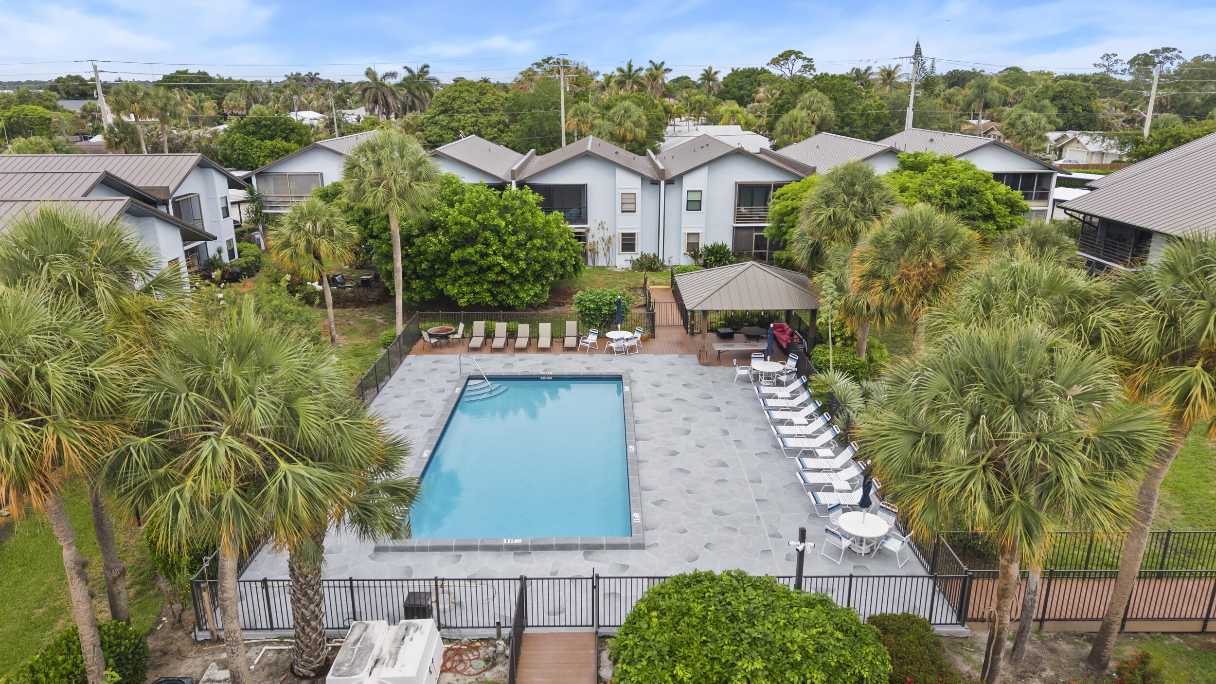 PARK SQUARE CONDO (AKA COUNTRY MEADOWS CONDO) - Residential