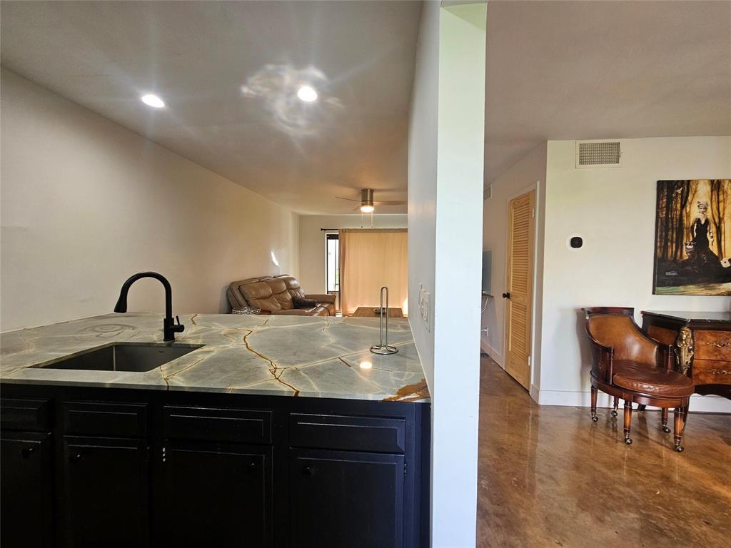 CENTRE HILL COURTS CONDO - Residential