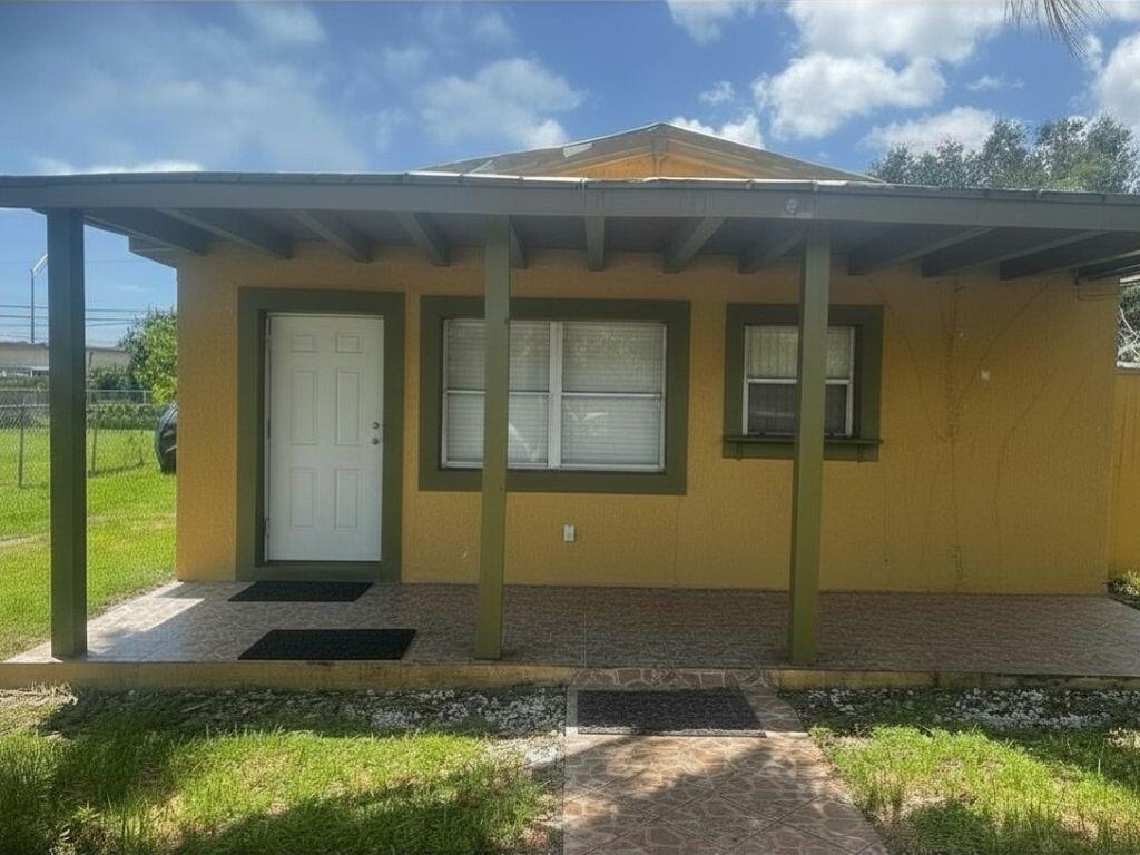 Opportunity knocks! This property is a true handyman special with incredible potential for investors, renovators, or buyers looking to create their dream home. Water Heater 2024, HVAC system 2021. Situated in a convenient West Park location, this home offers a spacious lot and a solid foundation for a complete transformation. Bring your vision and creativity to restore, update, and add value. Whether you're looking for your next flip, rental investment, or a project to customize to your taste, this property presents endless possibilities. Conveniently located near major highways, shopping, dining, schools, and entertainment. Don't miss this chance to unlock the potential of this diamond in the rough!  ¡La oportunidad llama a tu puerta! Esta propiedad es ideal para inversionistas, renovadores o compradores que buscan crear la casa de sus sueños. Ubicada en una conveniente zona de West Park, esta vivienda ofrece un amplio terreno y una excelente base para una renovación completa. Traiga su visión y creatividad para restaurar, modernizar y agregar valor a esta propiedad. Ya sea que busque su próximo proyecto de inversión, una propiedad para alquiler o un hogar para personalizar a su gusto, esta casa ofrece posibilidades ilimitadas. Convenientemente ubicada cerca de autopistas principales, centros comerciales, restaurantes, escuelas y opciones de entretenimiento. ¡No pierda esta oportunidad de descubrir el potencial de esta joya por transformar!