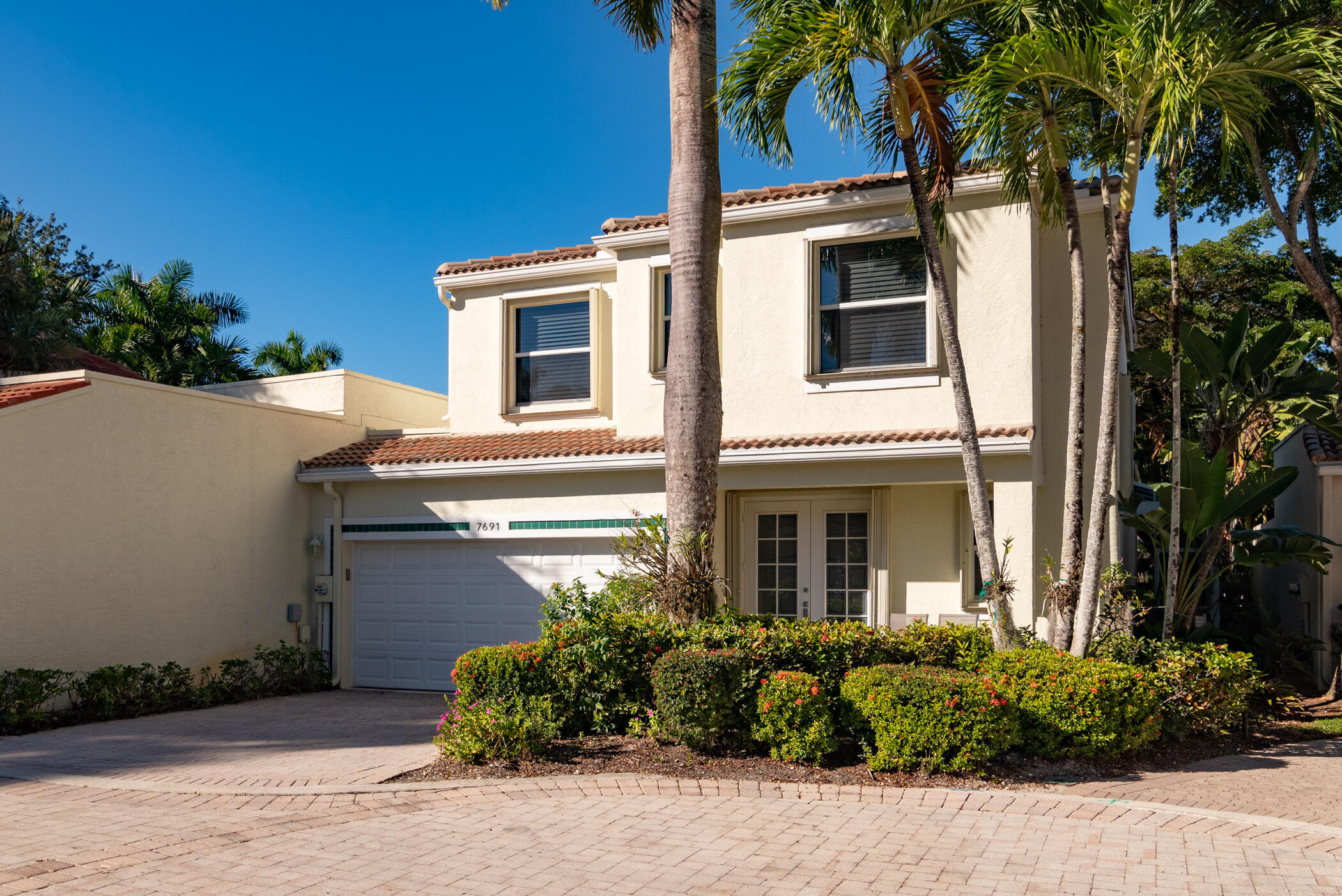 THIS IS THE BEST VALUE for buyer's interested in a PREMIER GOLF MEMBERSHIP to The Club at Ibis in West Palm Beach! This 3BR/2.5BA townhome has a newer roof (2021), an updated kitchen with white shaker cabinetry, quartz countertops, new stainless steel appliances plus a screen enclosed patio. There are accordion shutters for hurricane protection. Pride of ownership is evident here and the home is in great shape!  Ibis is a golfer's haven with three Nicklaus designed golf courses as well as an amazing twenty acre practice facility. In addition, Ibis members enjoy four premium restaurants, tennis courts, pickleball courts, bocce courts, resort and lap swimming pools and an active social calendar throughout the year.
