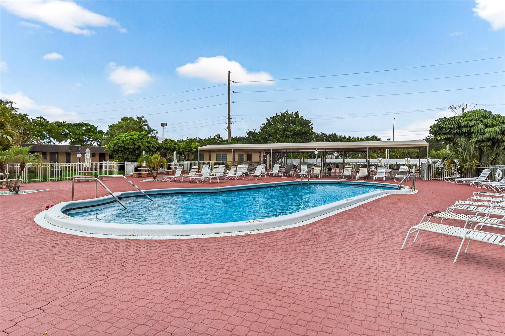 LAUDERDALE OAKS CONDO - Residential