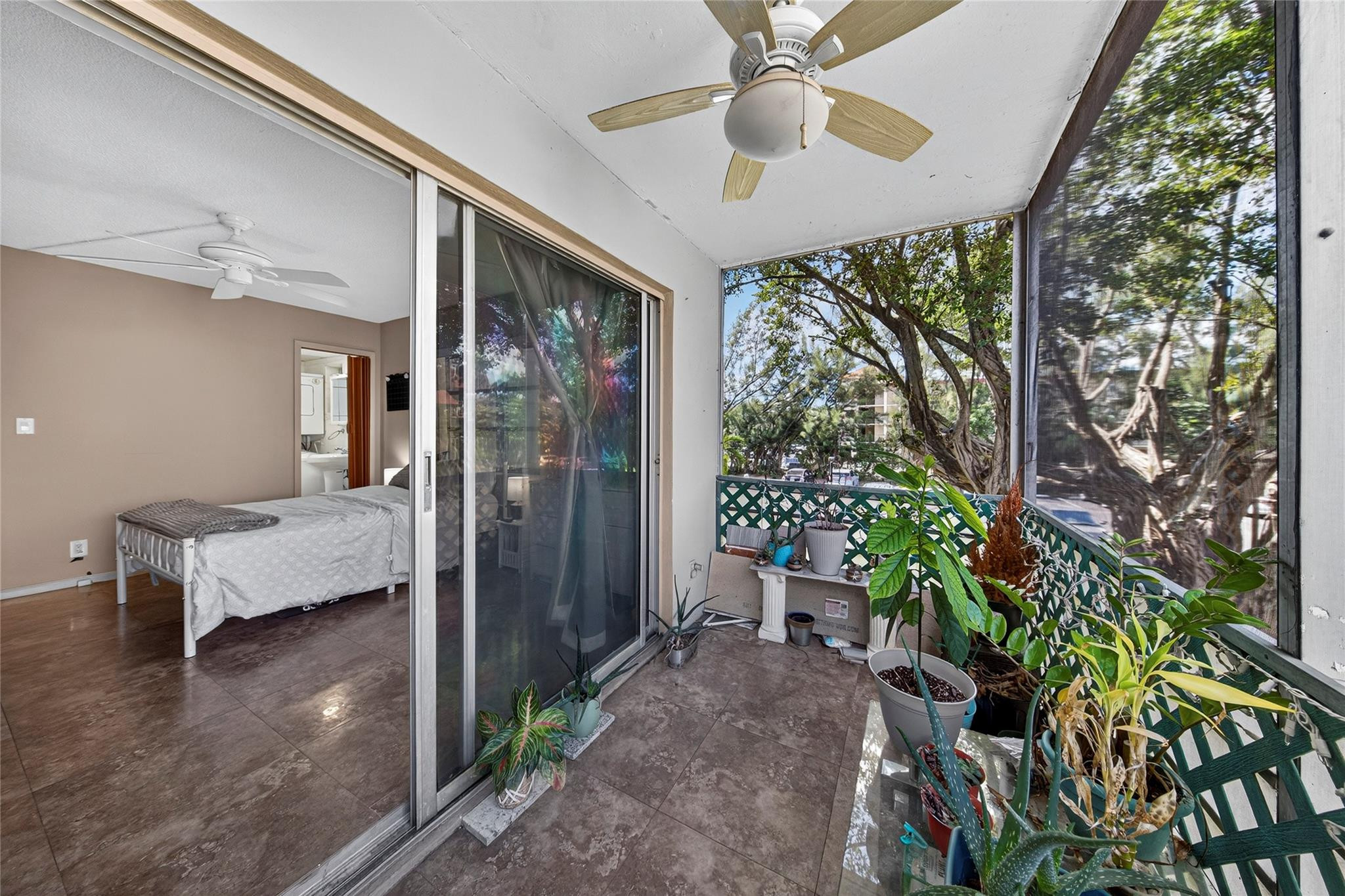 LAUDERDALE OAKS CONDO - Residential