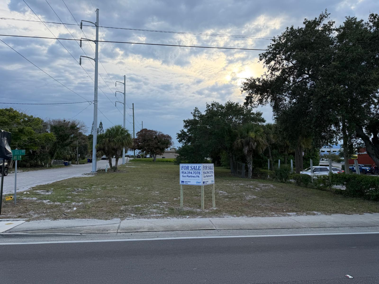This (18,972 SF) 0.44-acre C-3 zoned commercial parcel sits near the US Highway 1 corridor in Fort Pierce's urban core, with no existing structures and no demolition costs between a buyer and a buildable site. C-3 General Commercial zoning accommodates retail, restaurants, hotel, office, auto-related uses, and more, offering real flexibility in one of Florida's steadily growing coastal markets.