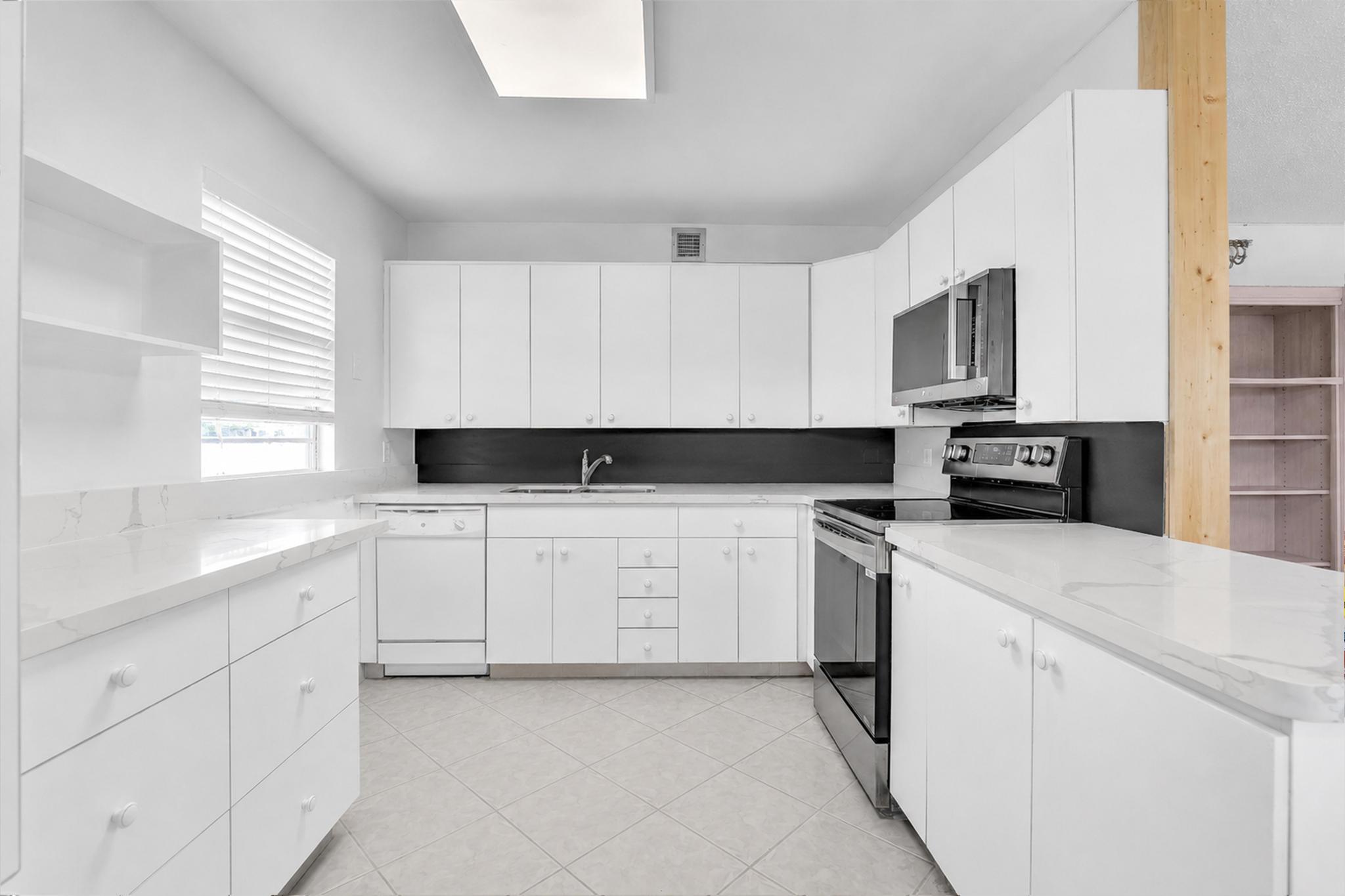 UPMINSTER J CONDO - Residential