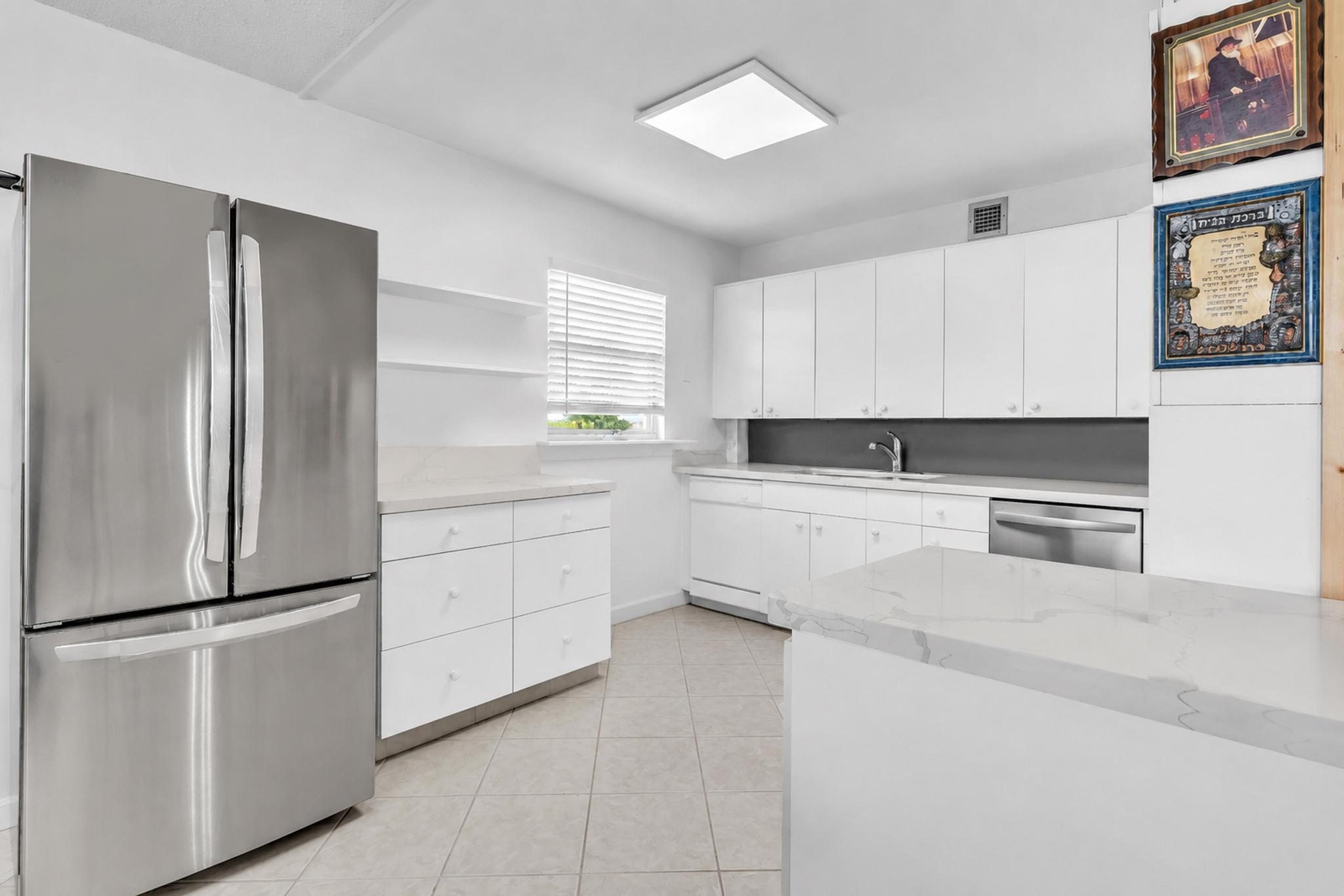 UPMINSTER J CONDO - Residential