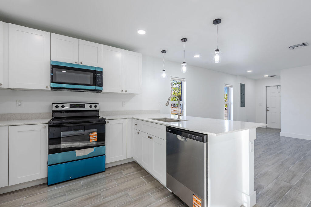 LOTS 17 & 19, BLK 146, GOLDEN GATE PB 11/41 PALM B - Residential Lease