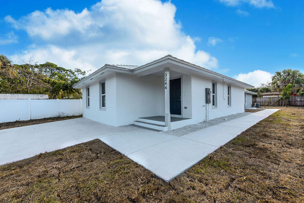 LOTS 17 & 19, BLK 146, GOLDEN GATE PB 11/41 PALM B - Residential Lease