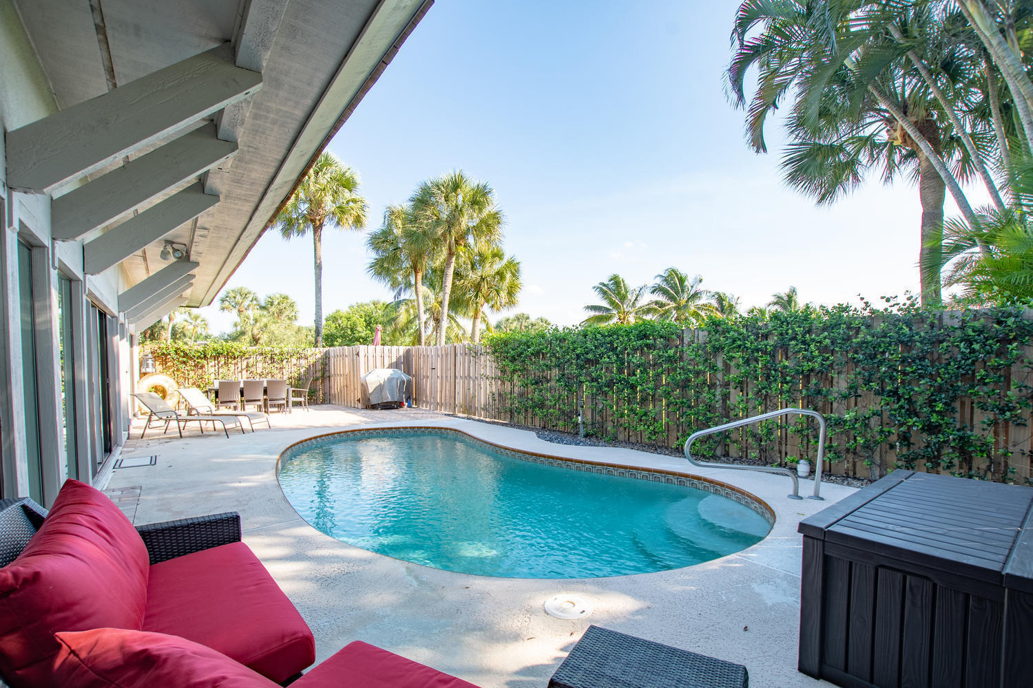 Luxurious Bulgalow. Completely renovated. Contemporary and spacious. Two Suites plus extra Room and Powder Room. Private pool with new Pergola. Walking distance from Palm Beach Polo Tennis and Pickleball Facility and the Fitness Center. Green open areas all around. Quite the SPOT to spend your season!