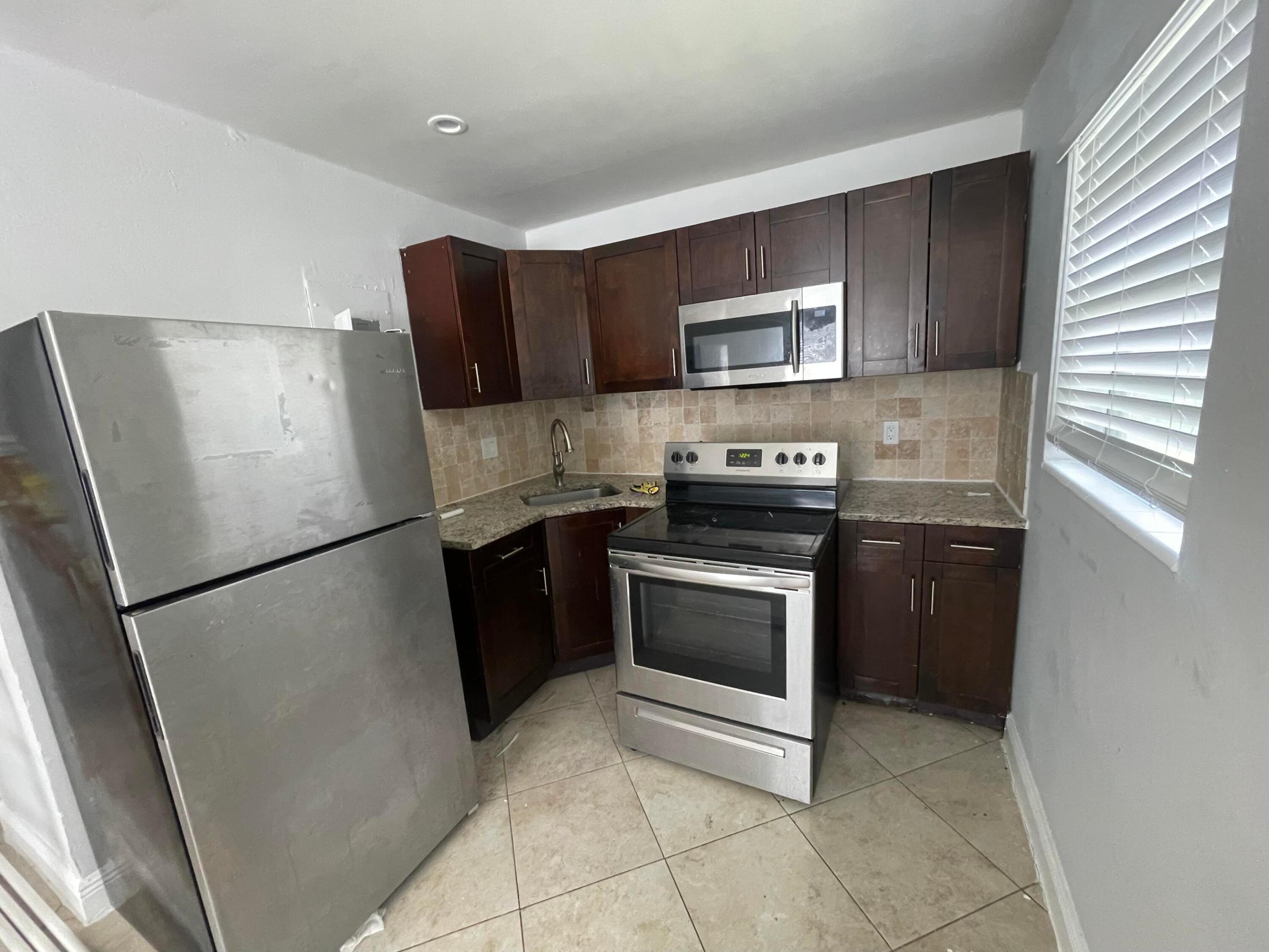 LAUDERDALE - Residential Lease
