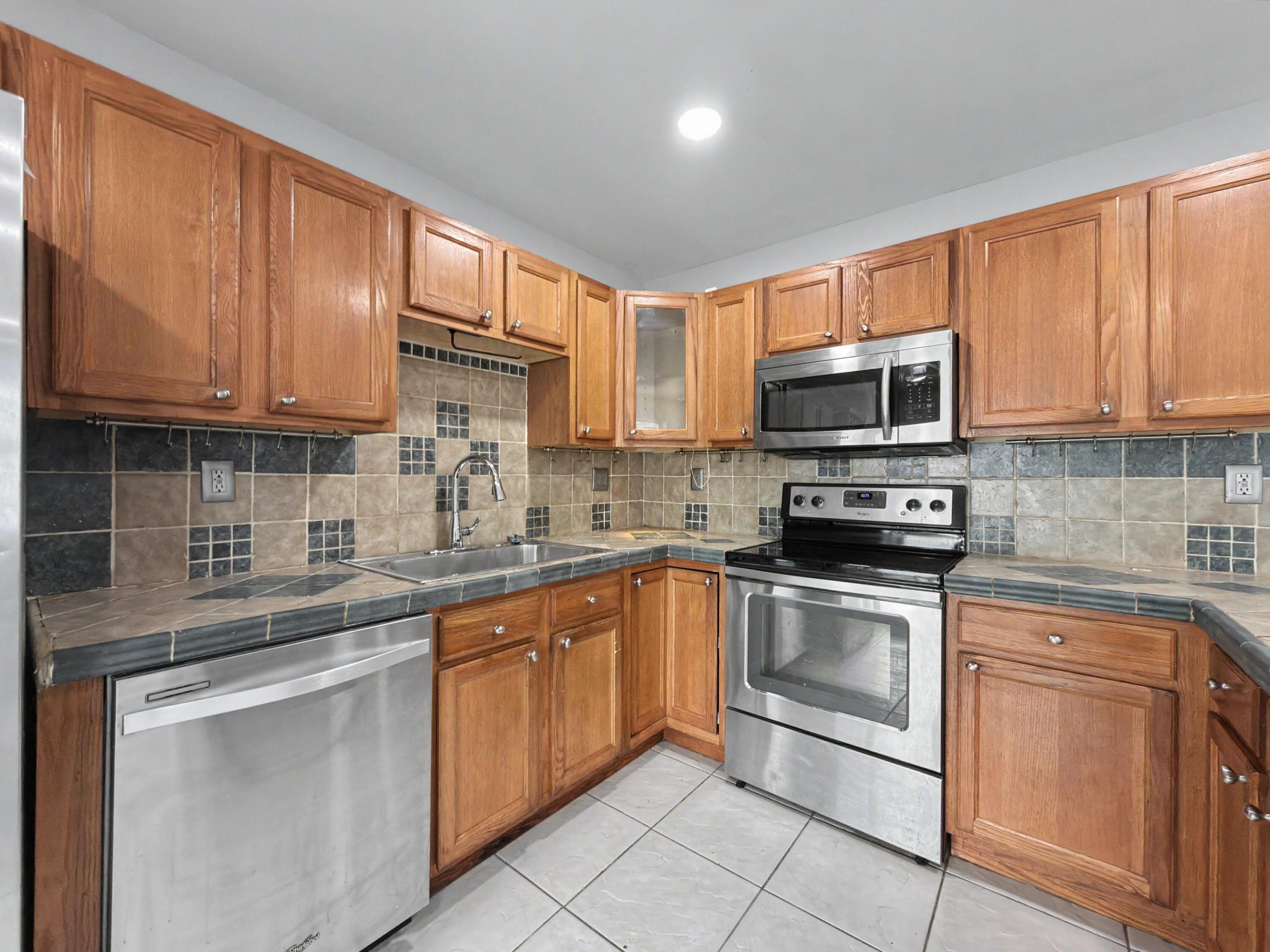 PRINCETON SQUARE SUB - Residential Lease