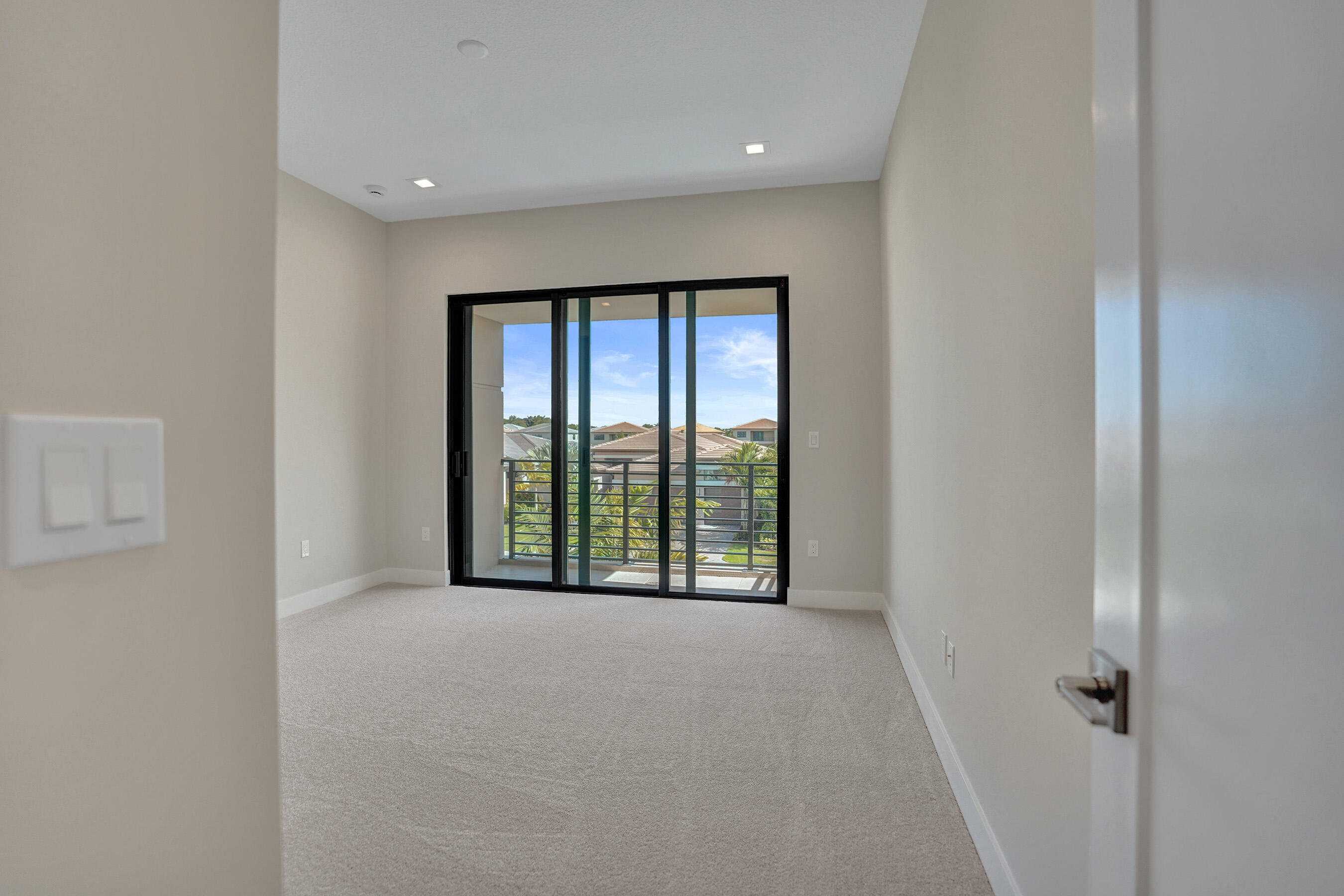 LOTUS EDGE - Residential