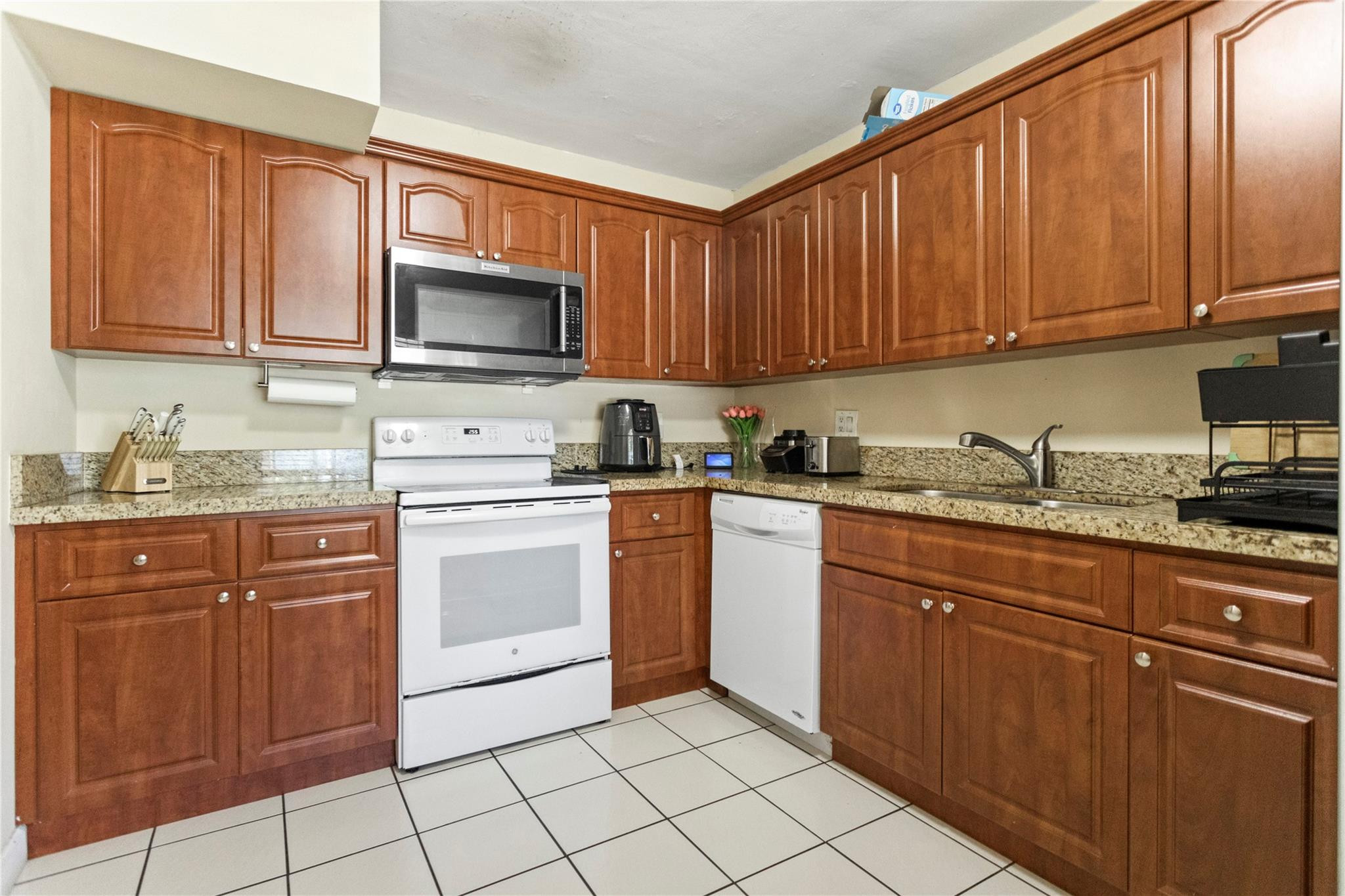 SADDLE CLUB GARDEN APTS AT - Residential