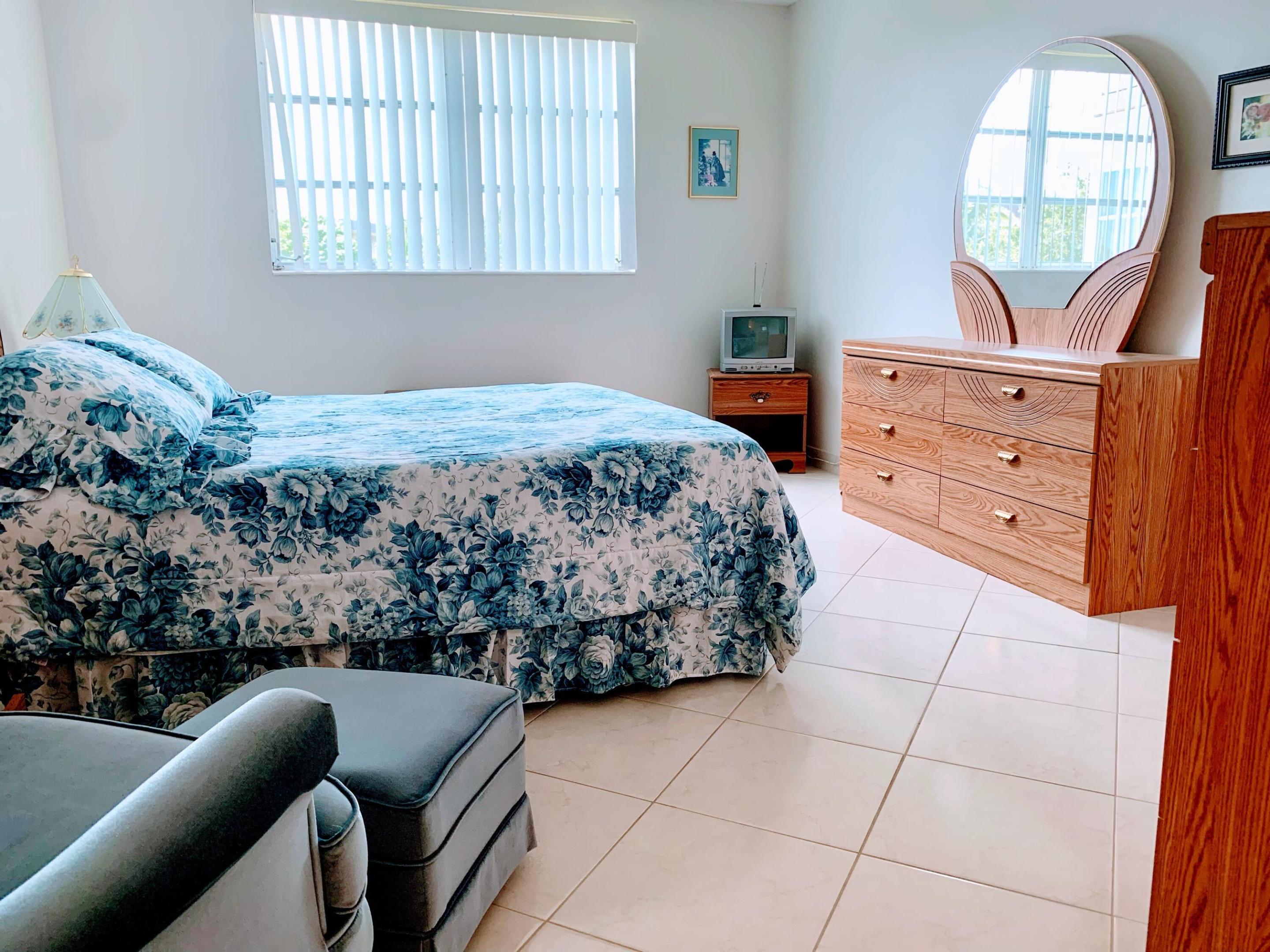 LAUDERDALE OAKS CONDO 4 - Residential