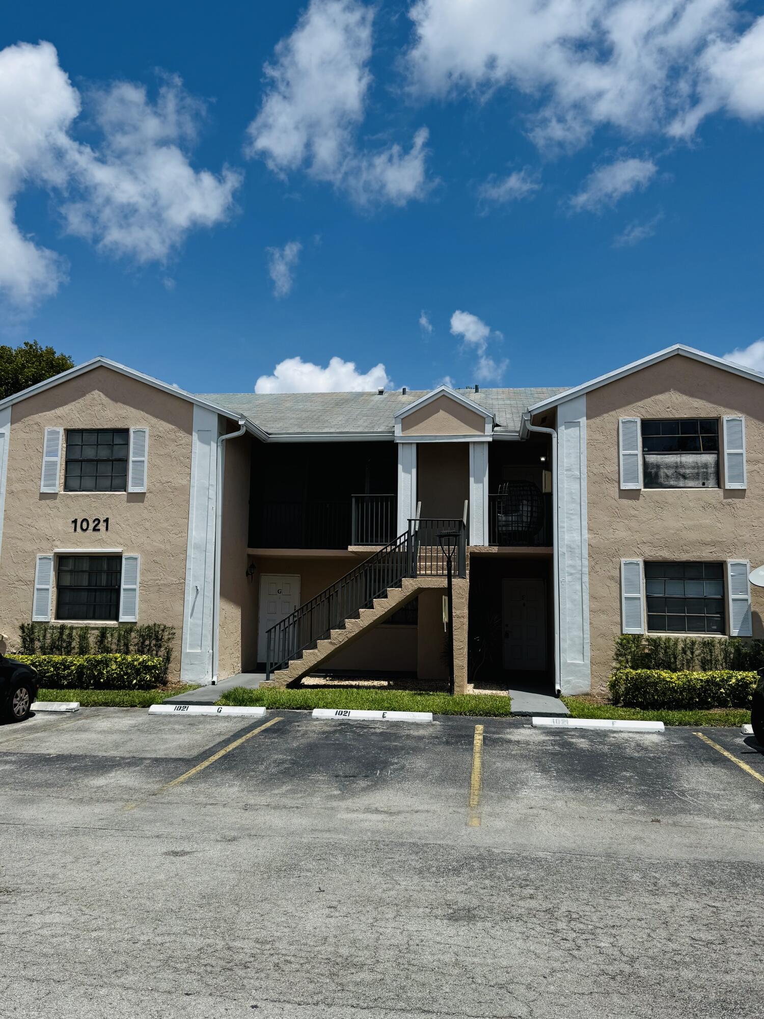 Take a look at this 1st floor unit with almost brand new kitchen and bathrooms! Tile floor through-out, no carpet! Enjoy the screened in patio with lake view!, Centrally located close to shops, schools, and Roscoe Warren Park. This gated community has it all. Low Hoa and it can be rented immediately.