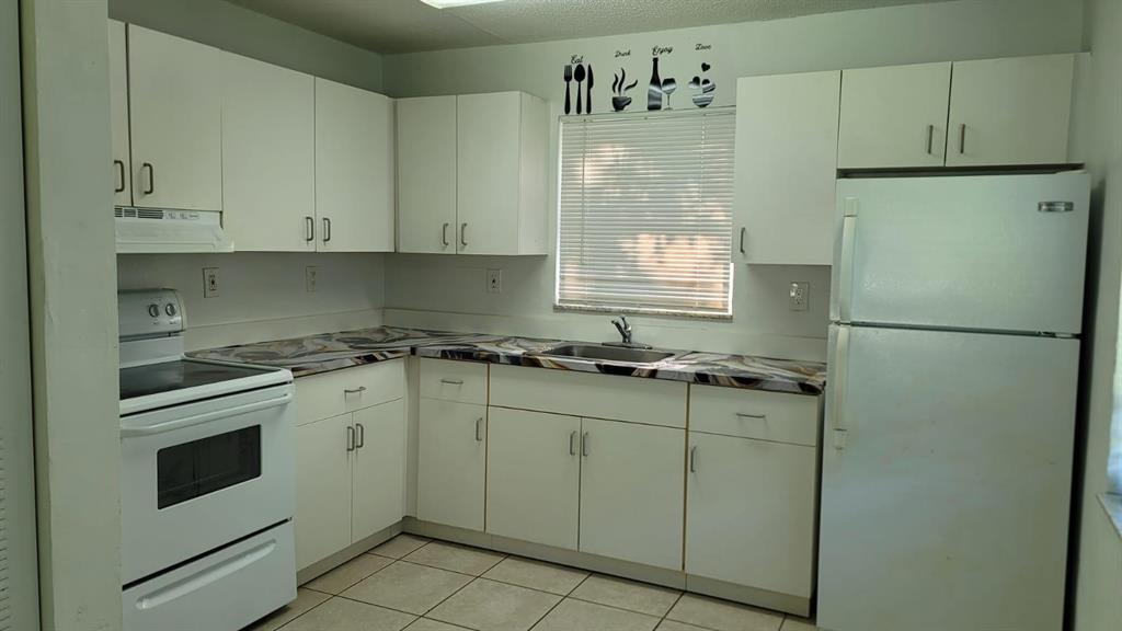 HOLLYWOOD LITTLE RANCHES - Residential Lease