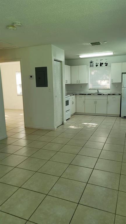 HOLLYWOOD LITTLE RANCHES - Residential Lease