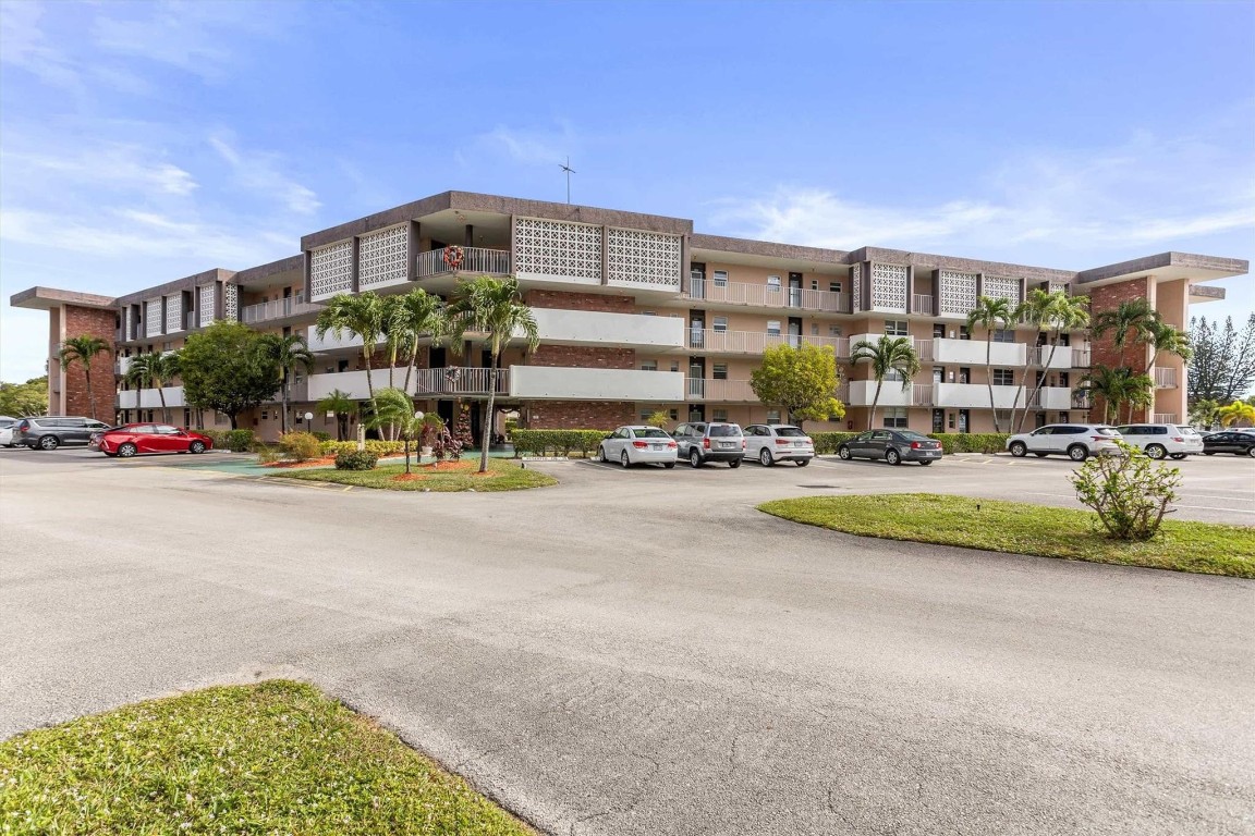 LAUDERDALE OAKS - Residential