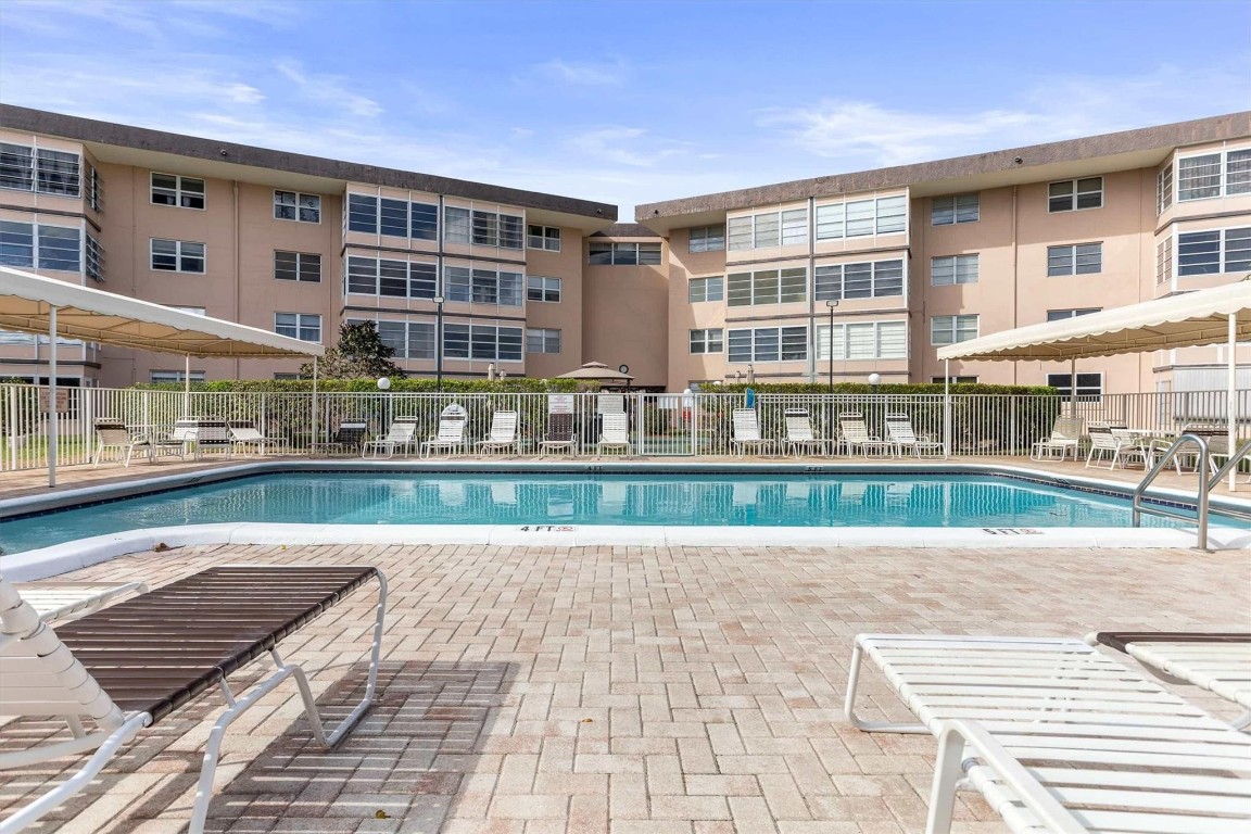 LAUDERDALE OAKS - Residential