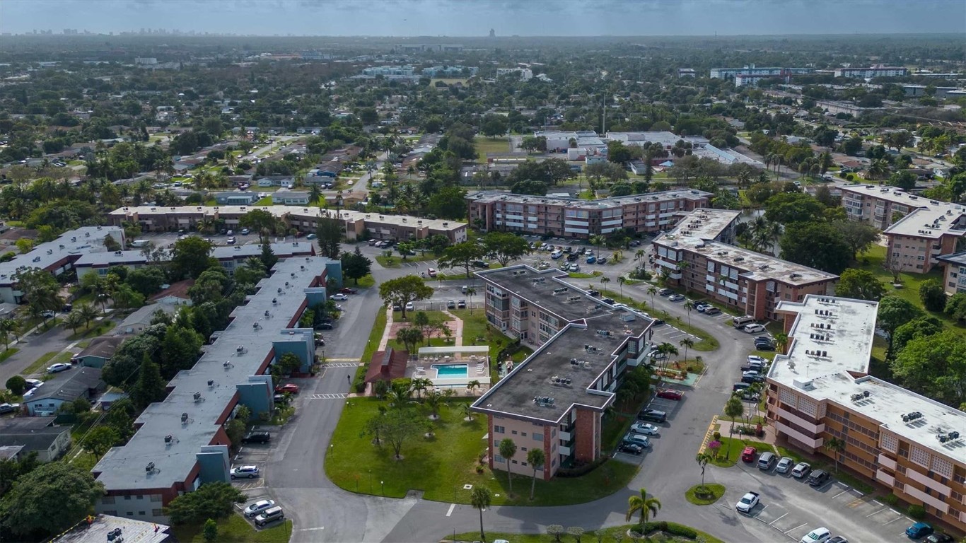 LAUDERDALE OAKS - Residential