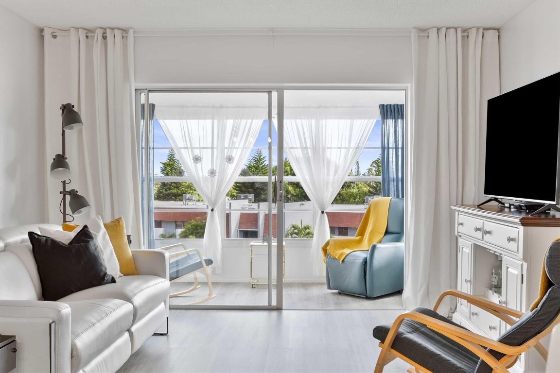 LAUDERDALE OAKS - Residential