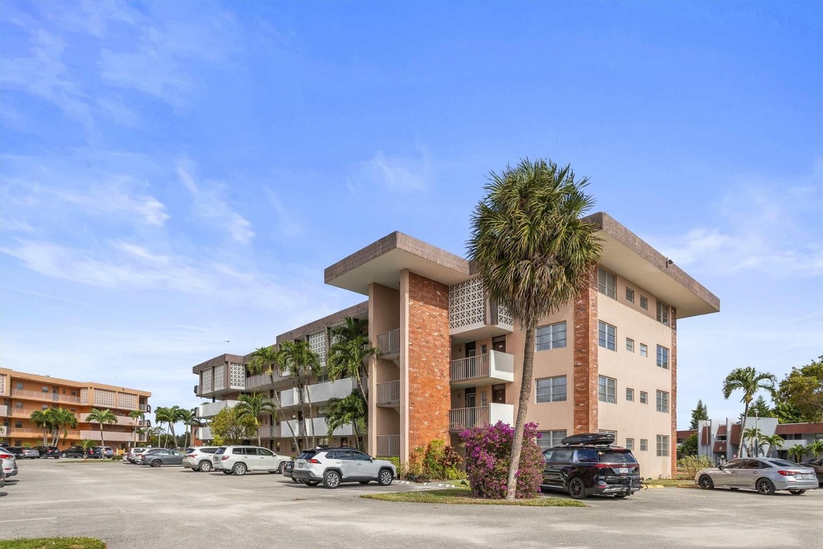 LAUDERDALE OAKS - Residential
