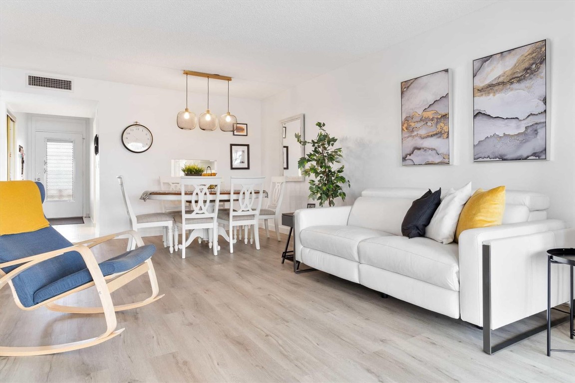 LAUDERDALE OAKS - Residential
