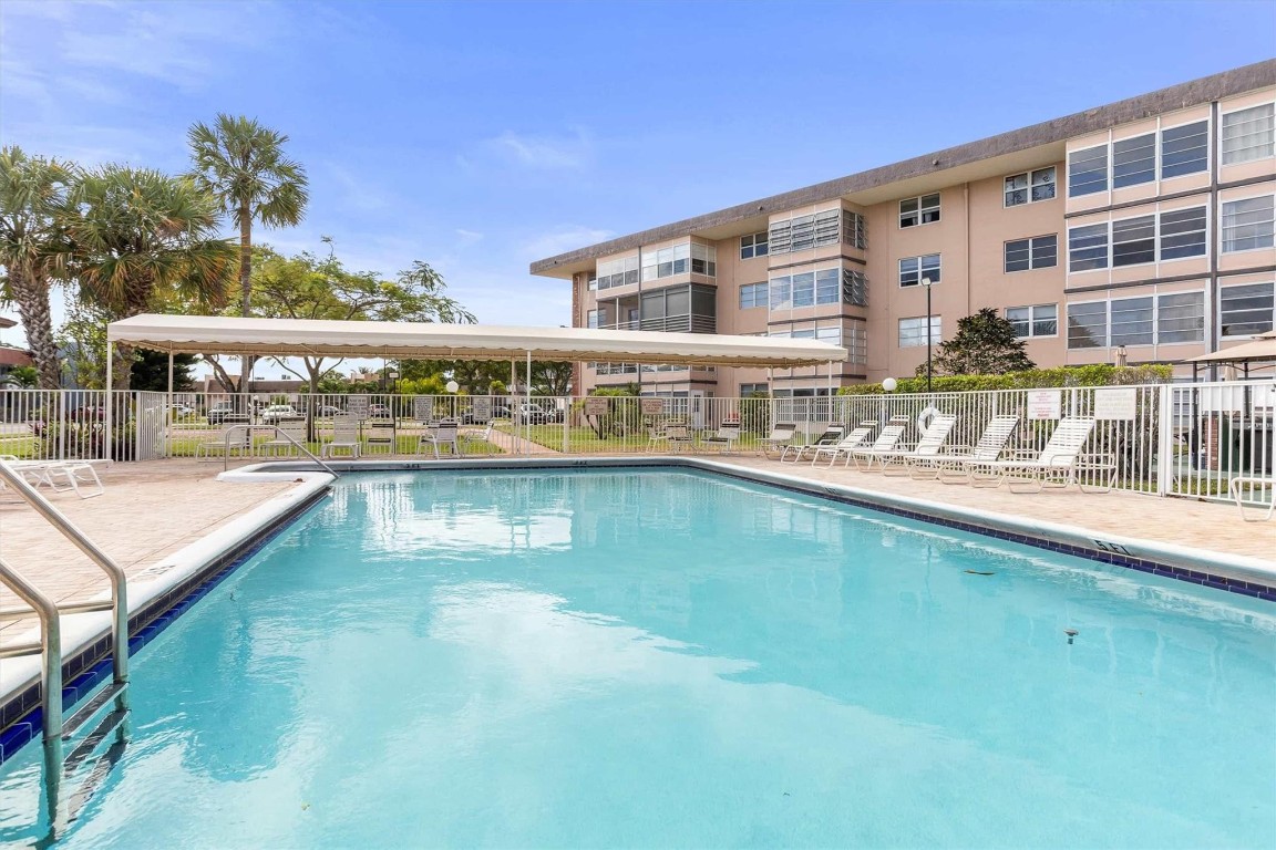 LAUDERDALE OAKS - Residential