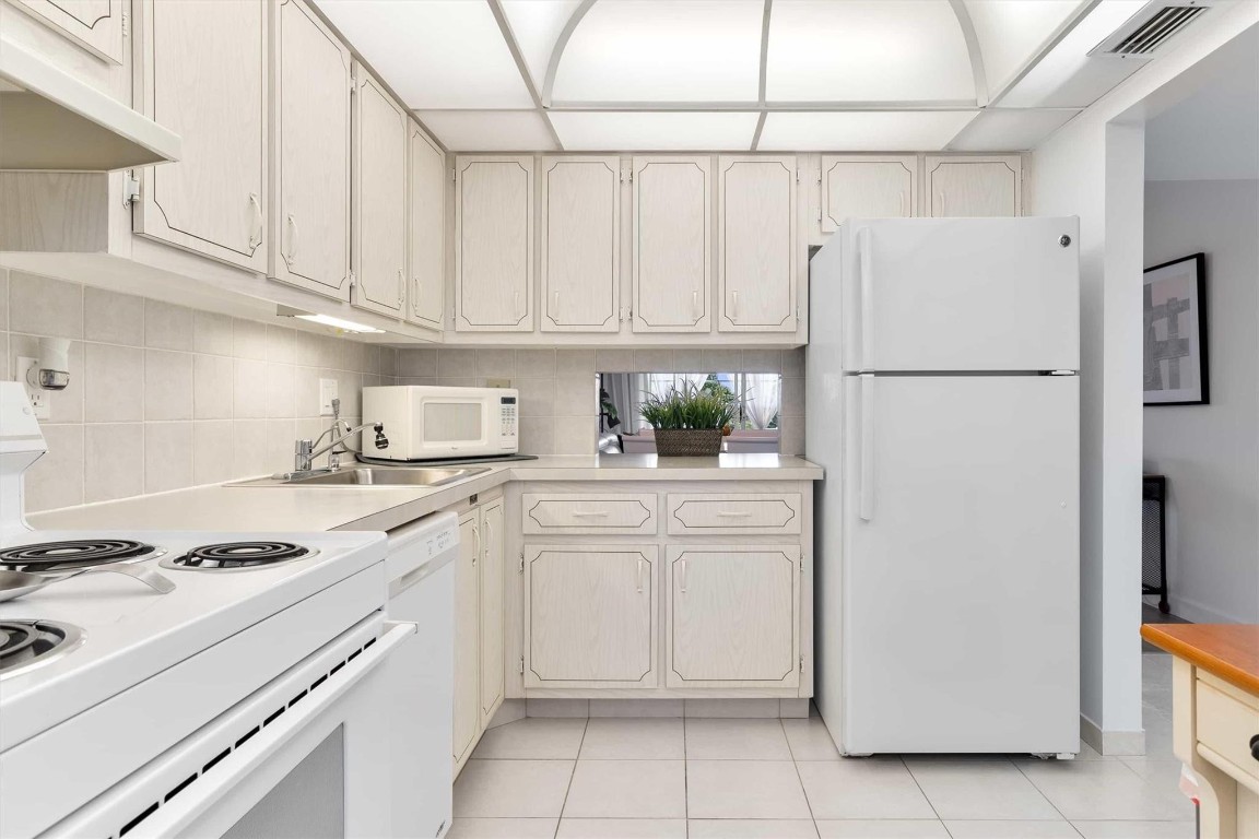LAUDERDALE OAKS - Residential