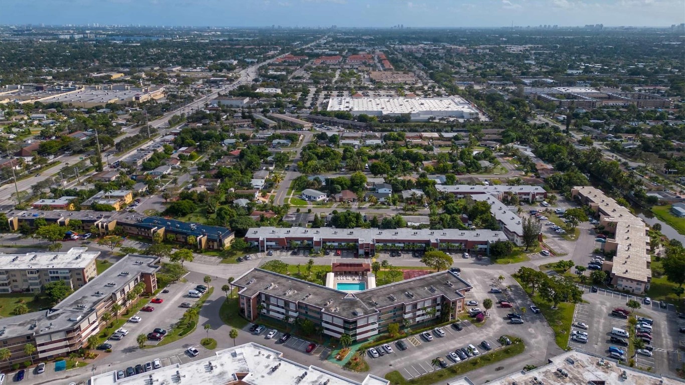 LAUDERDALE OAKS - Residential