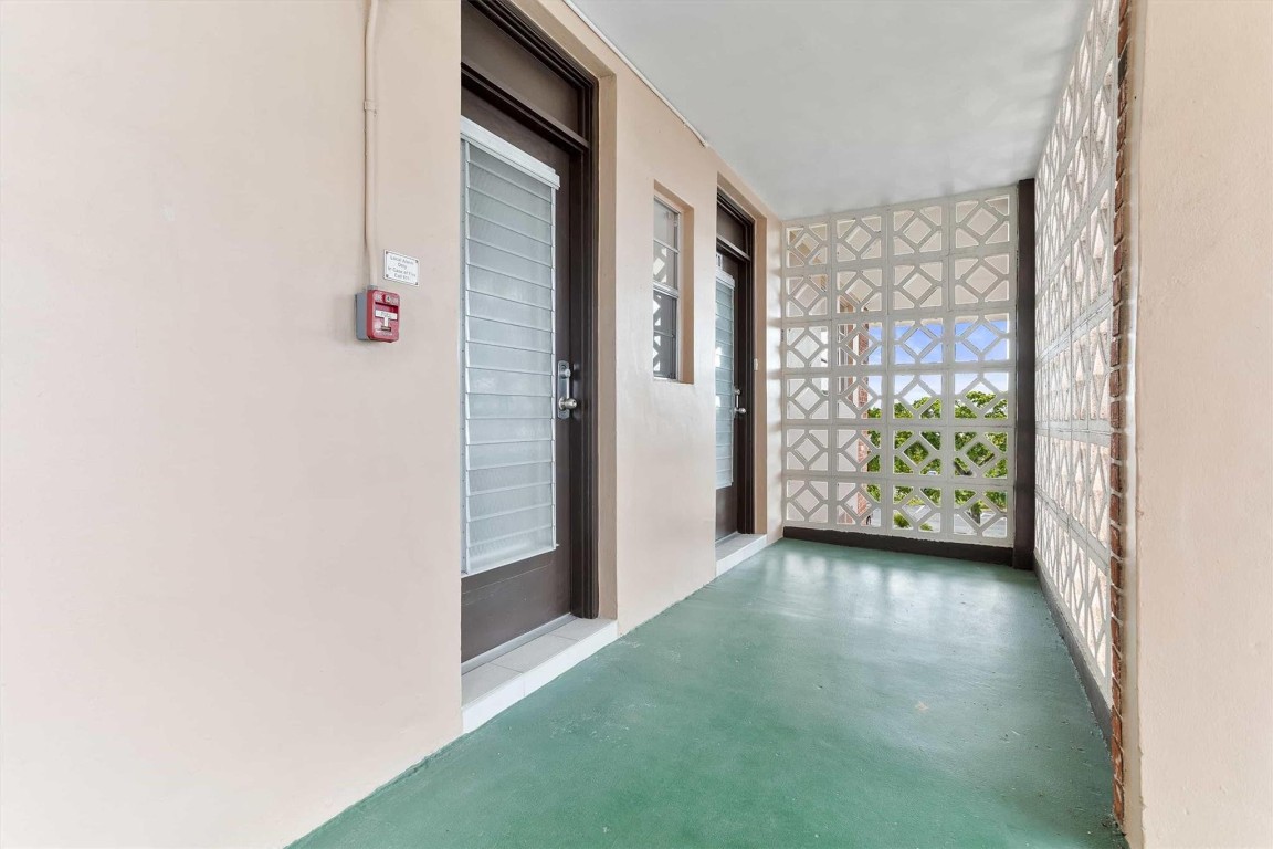 LAUDERDALE OAKS - Residential