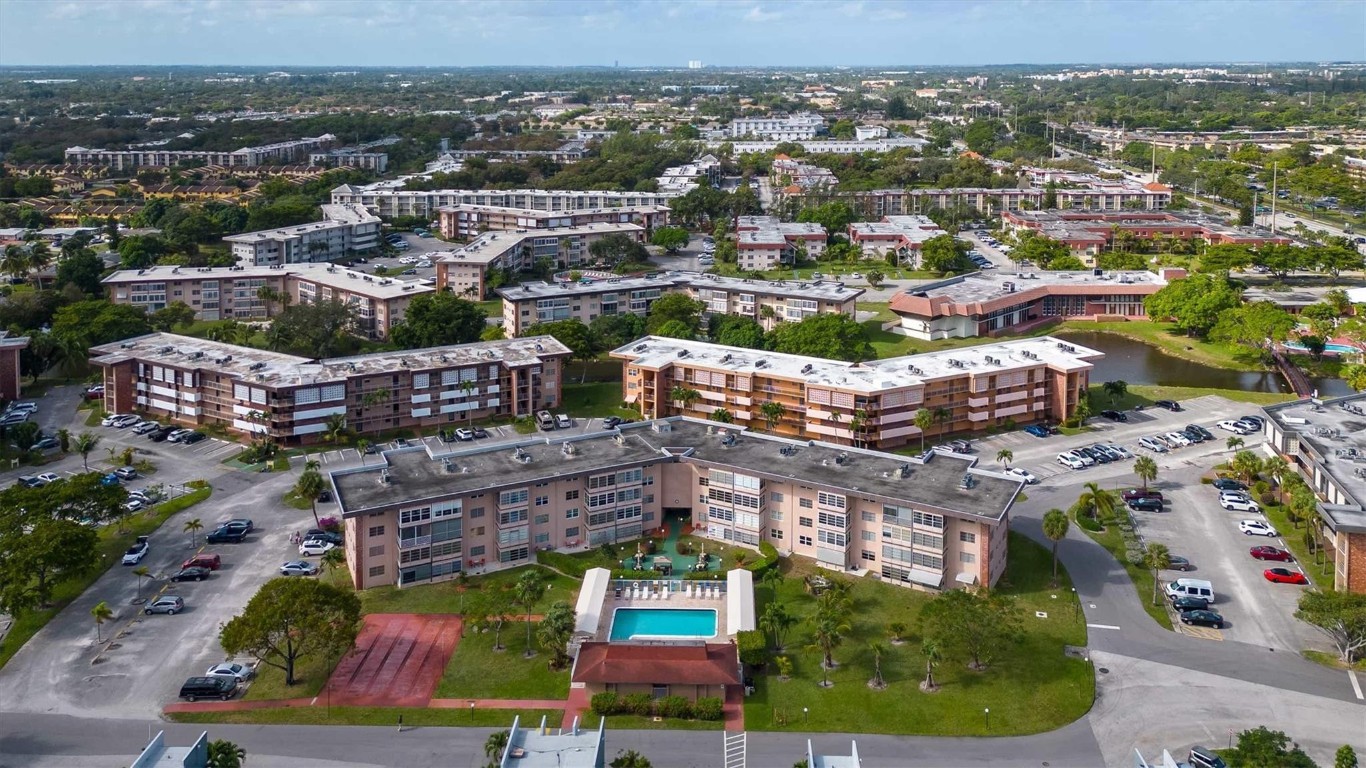 LAUDERDALE OAKS - Residential