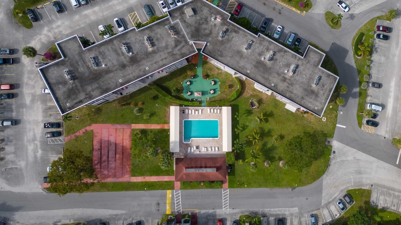 LAUDERDALE OAKS - Residential