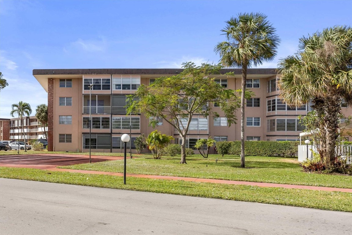 LAUDERDALE OAKS - Residential