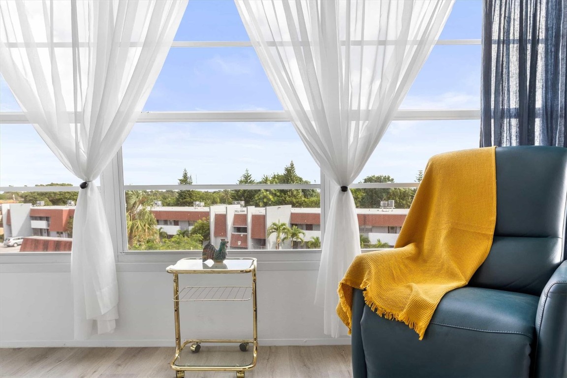 LAUDERDALE OAKS - Residential