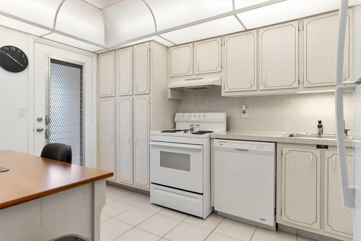 LAUDERDALE OAKS - Residential