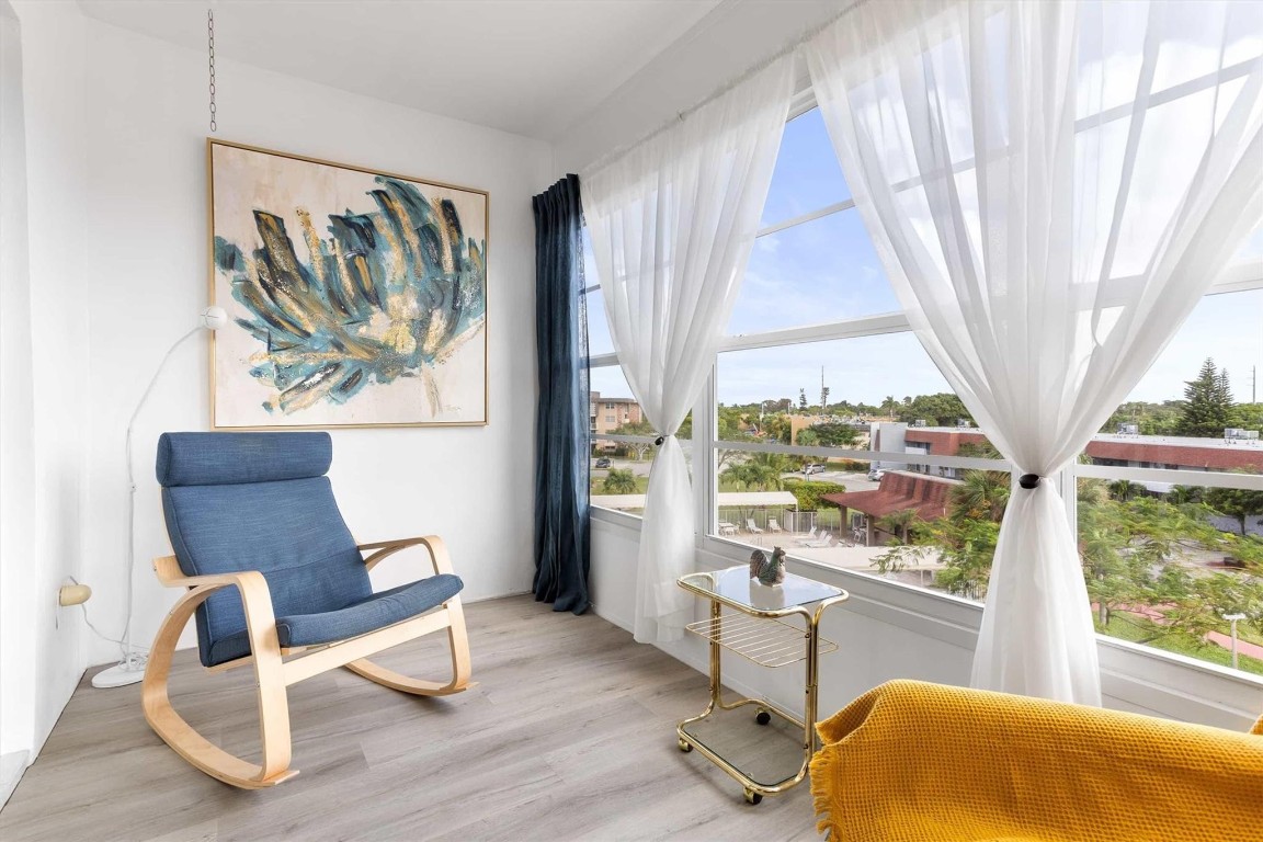 LAUDERDALE OAKS - Residential