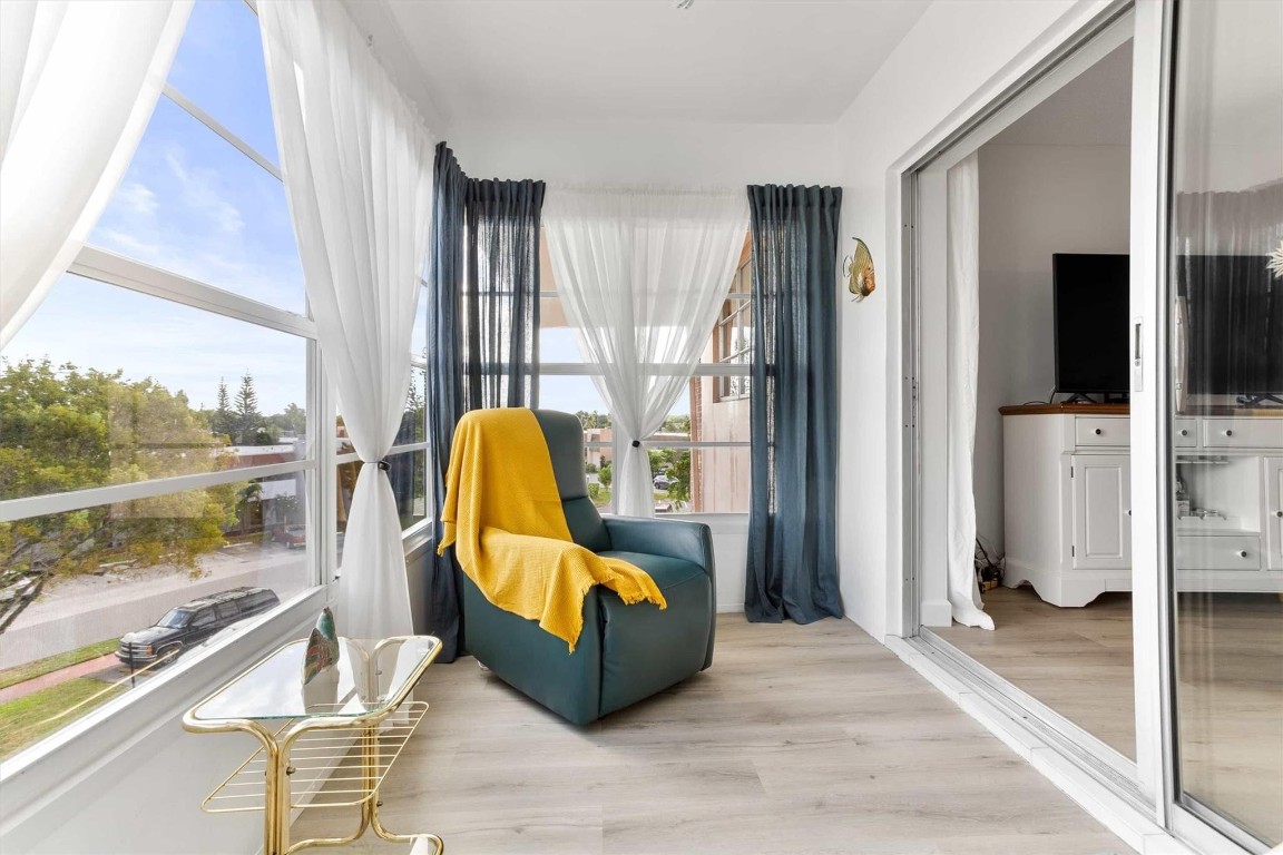 LAUDERDALE OAKS - Residential