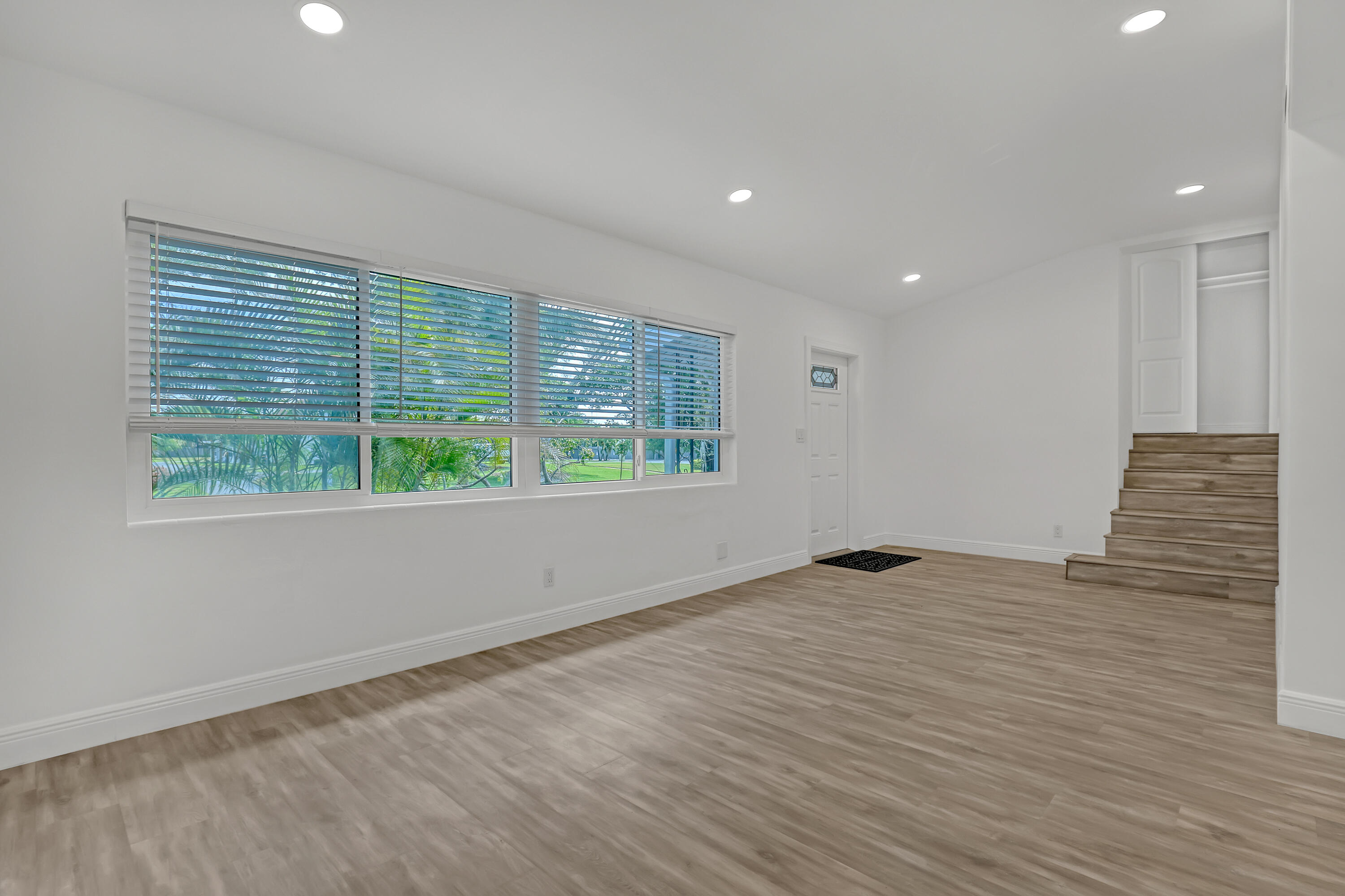 LAKE OSBORNE ESTATES 4 - Residential