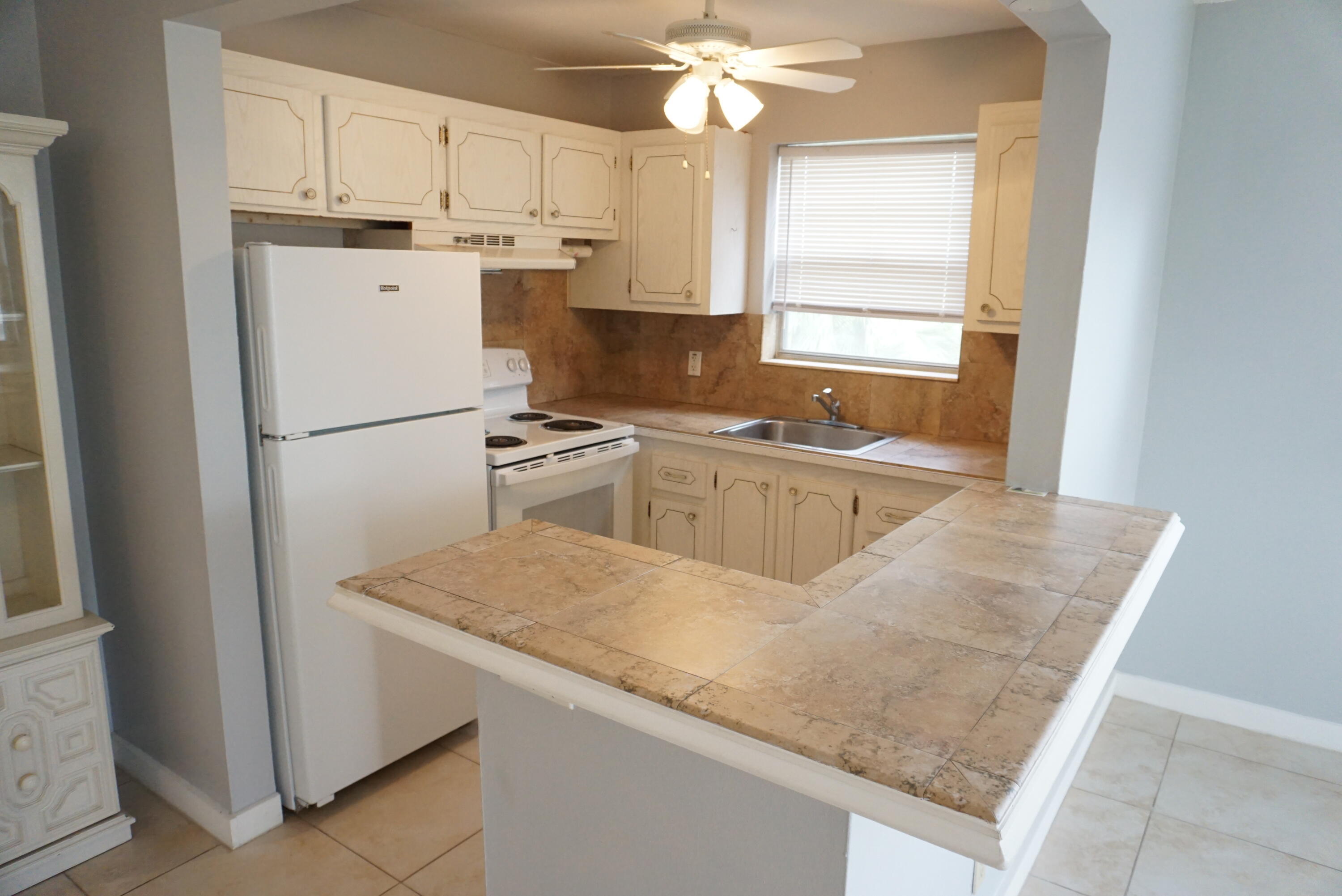 CENTURY VILLAGE- *1BD 1.5BA  END UNIT W/CENTRAL AC - Residential Lease