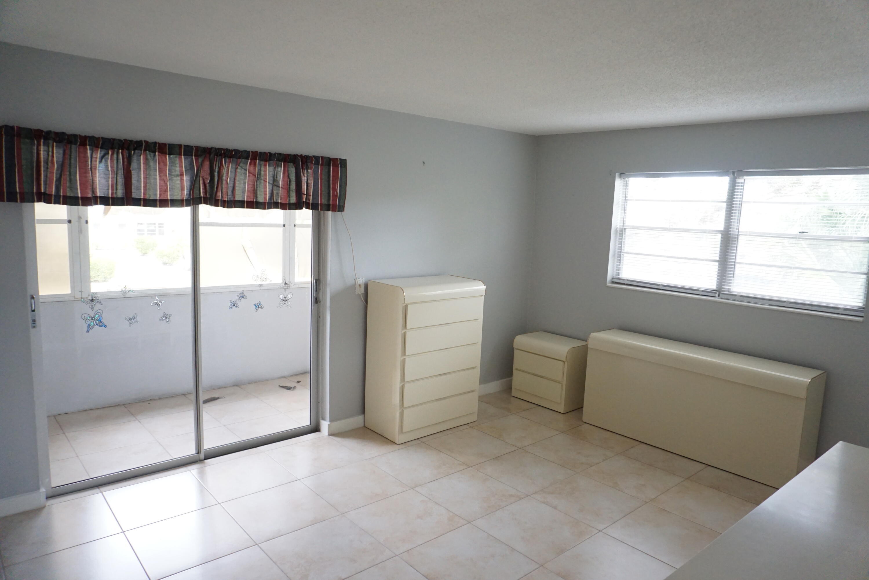 CENTURY VILLAGE- *1BD 1.5BA  END UNIT W/CENTRAL AC - Residential Lease